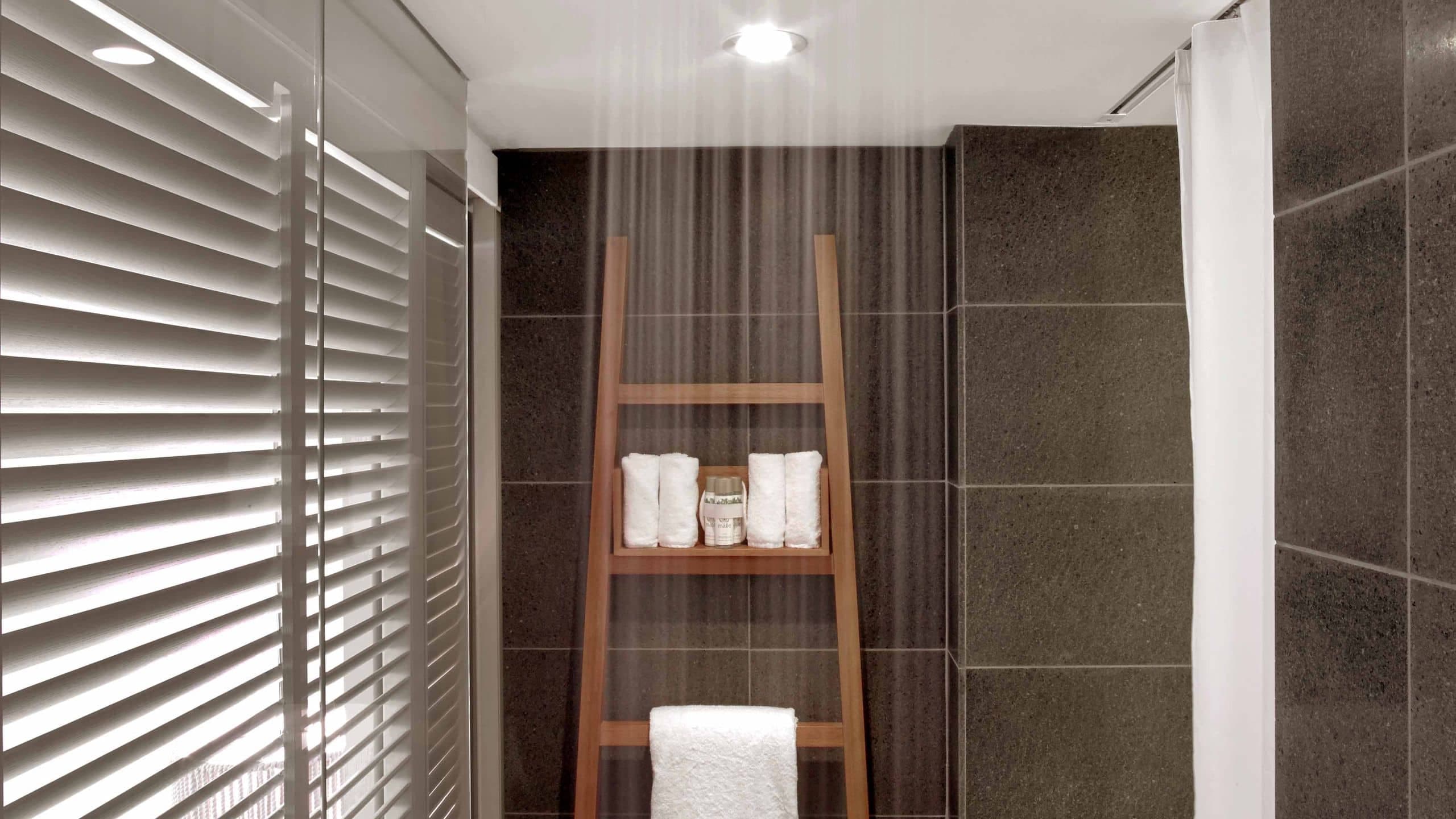 3 de 7 Andaz Maui at Wailea Resort King Bedroom Bath