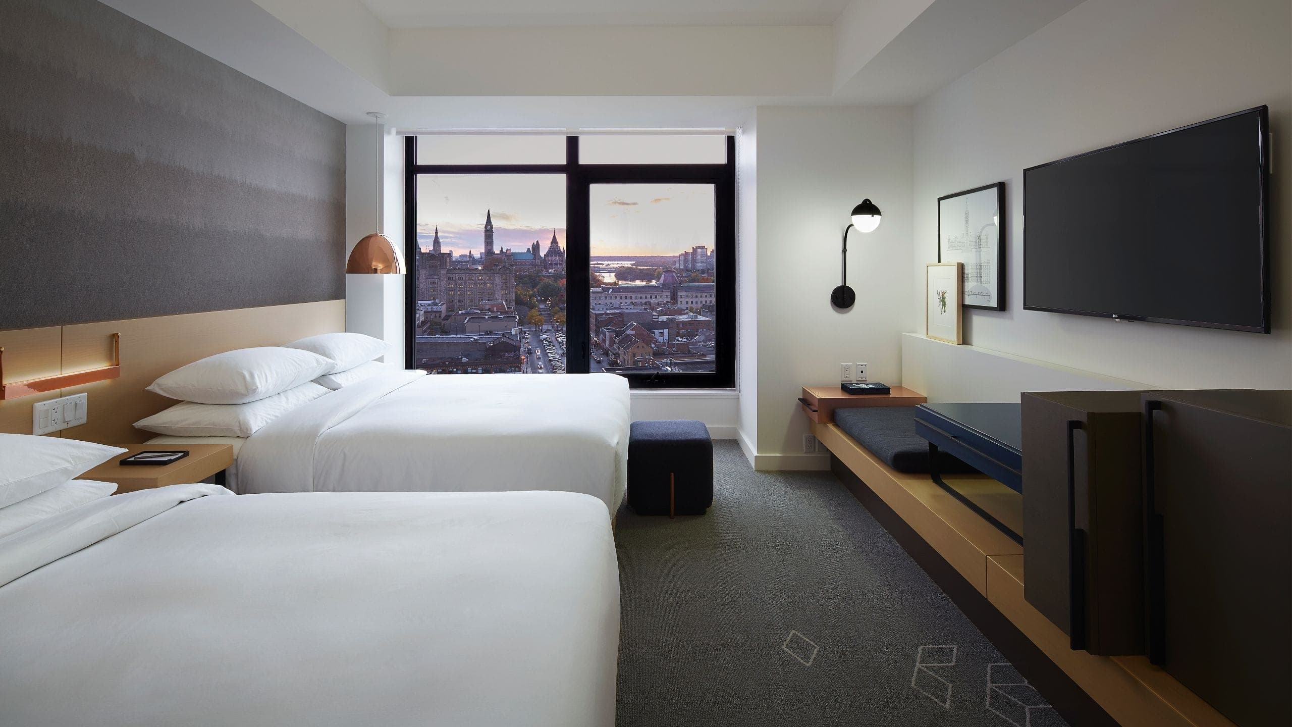 1 de 1 Andaz Ottawa ByWard Market Double Queen Room with City View