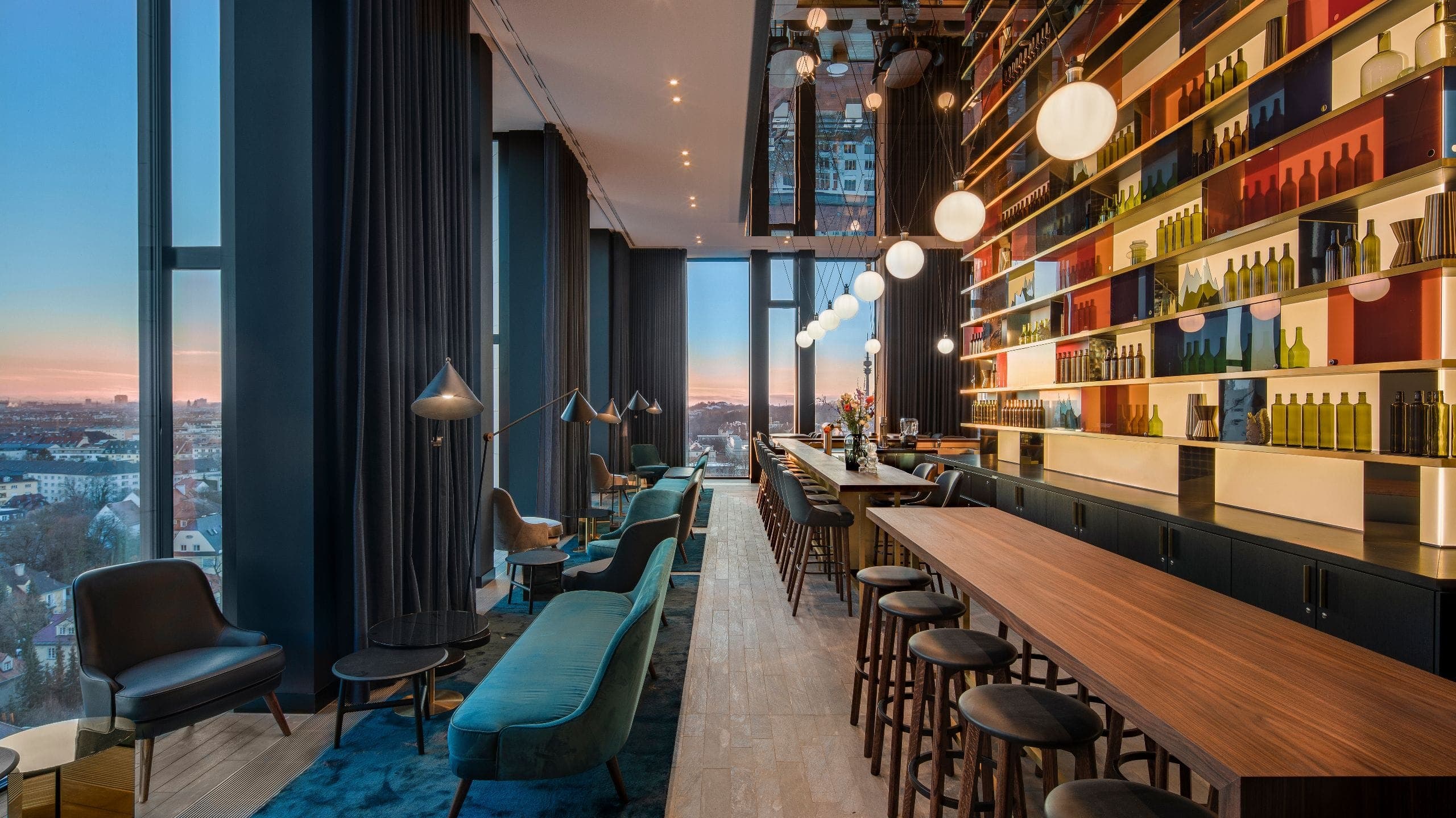 1 von 5 Modern M Uniqo rooftop bar at Andaz Munich hotel featuring sleek interiors and stunning city views