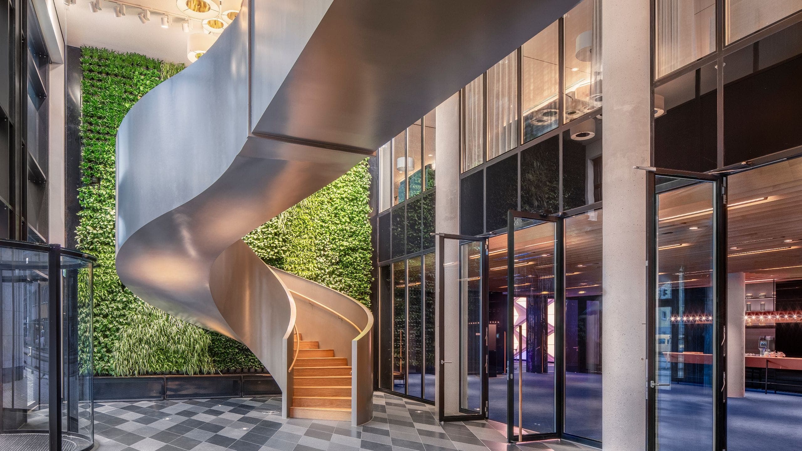 7 von 8 Andaz Munich Schwabinger Tor Public Space Green Wall