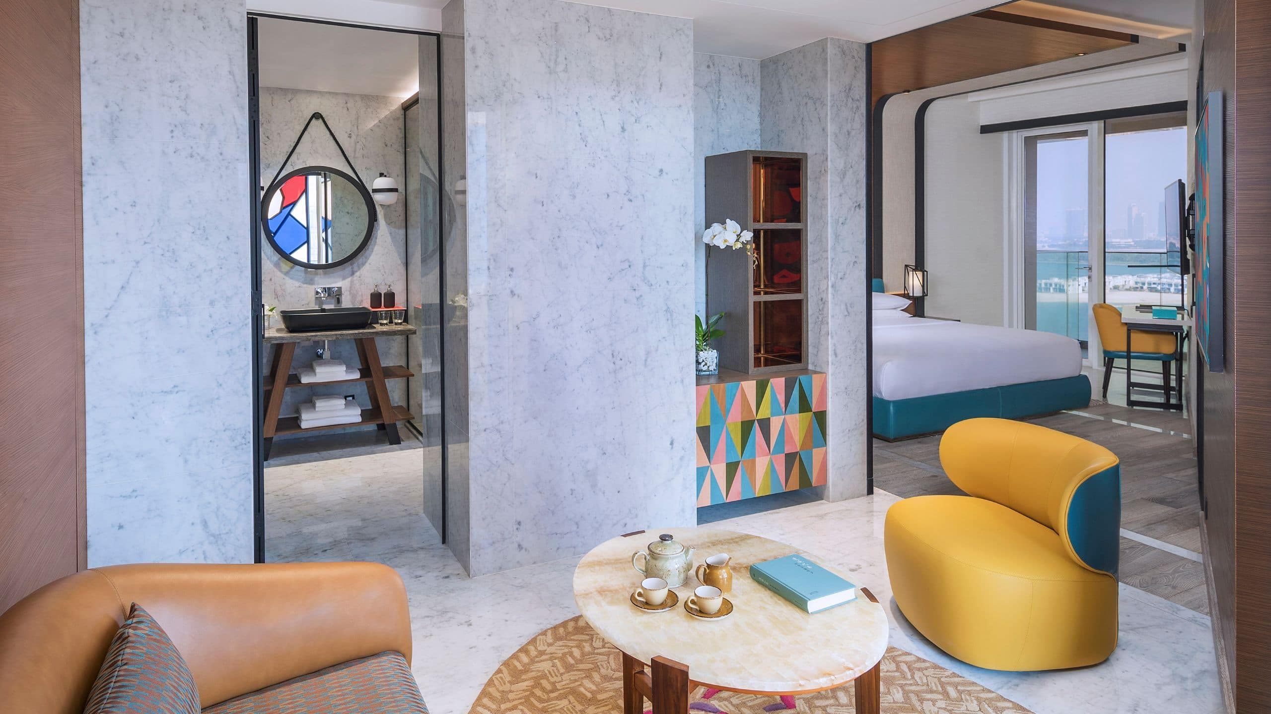 1 de 7 A spacious guestroom with king bed, and stylish living room and bathroom at Andaz Dubai The Palm.