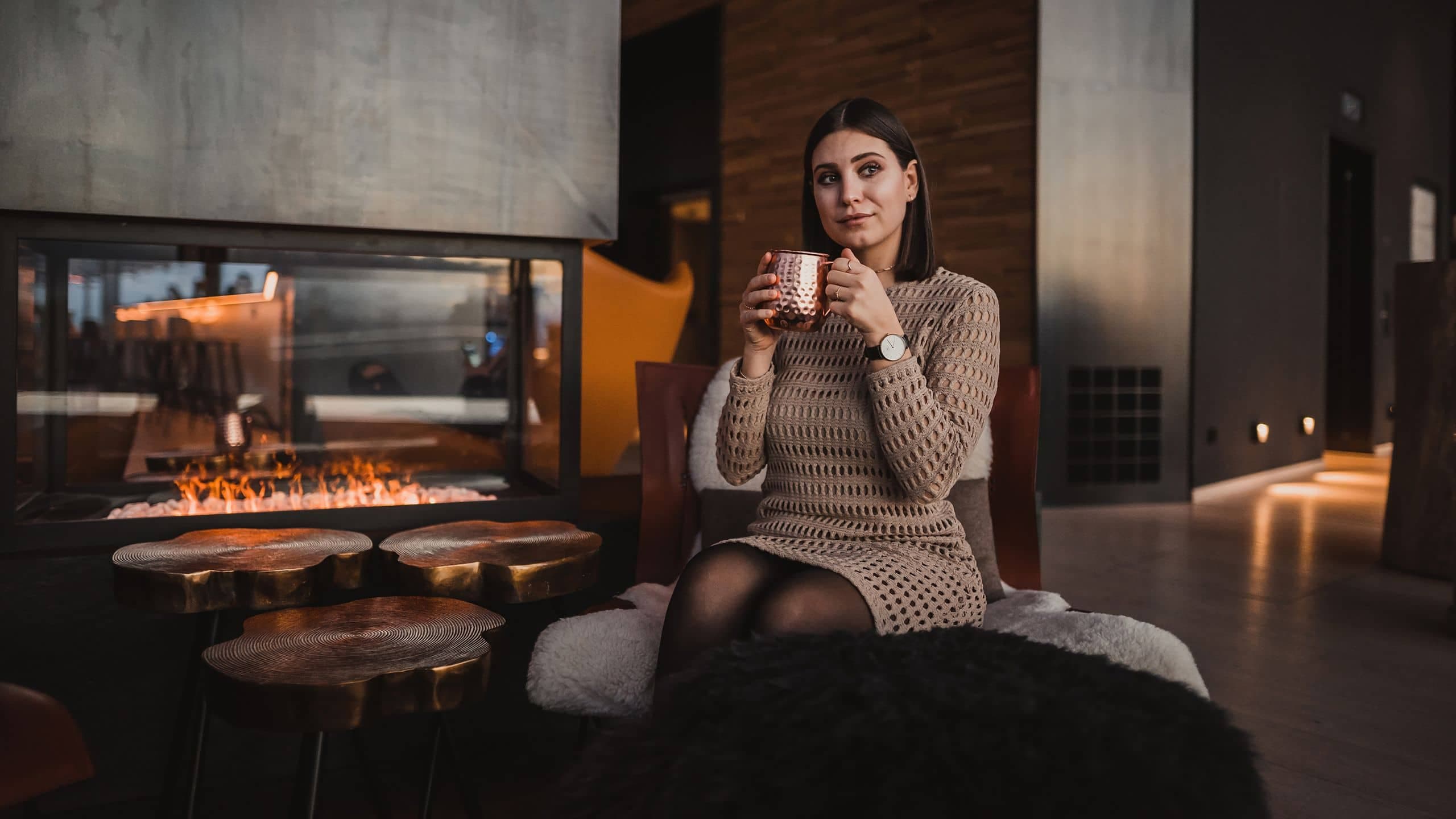 4 von 8 Andaz Vienna Am Belvedere Aurora Rooftop Bar Fireplace Cocktail