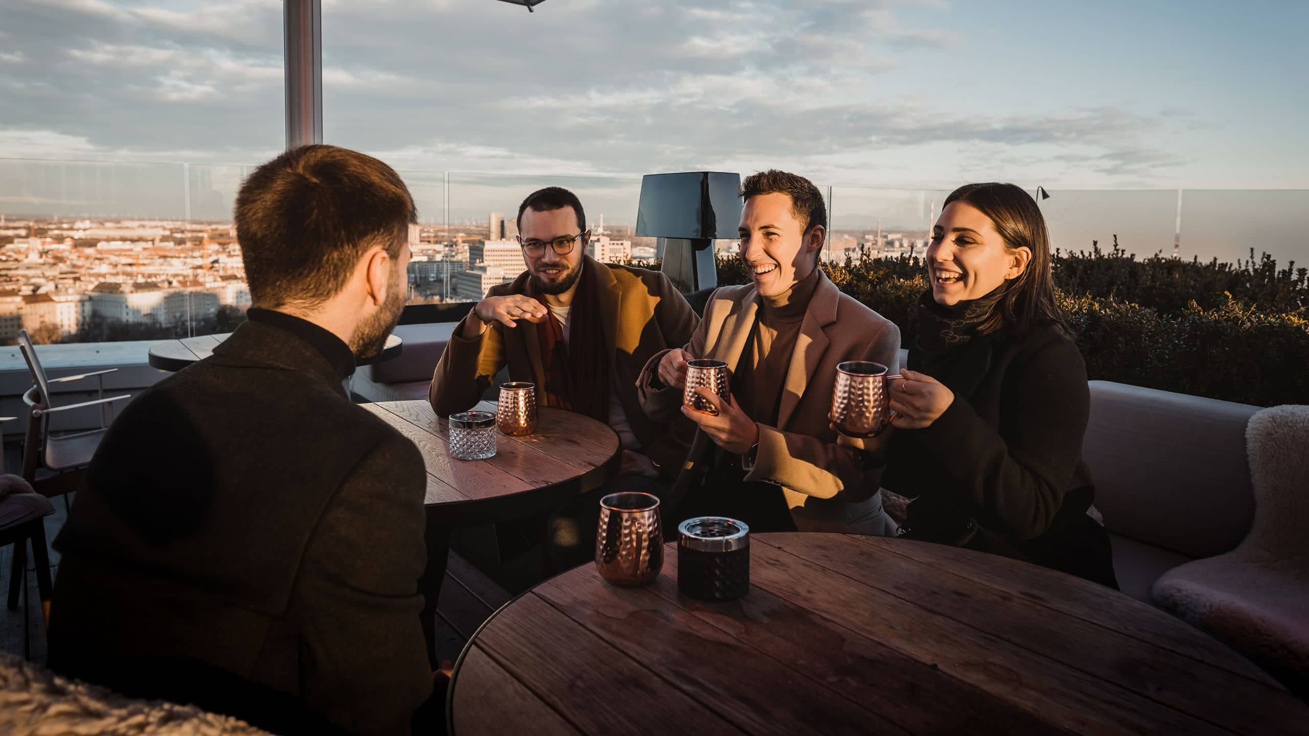 8 von 8 Andaz Vienna Am Belvedere Aurora Rooftop Bar Outdoor Cocktails