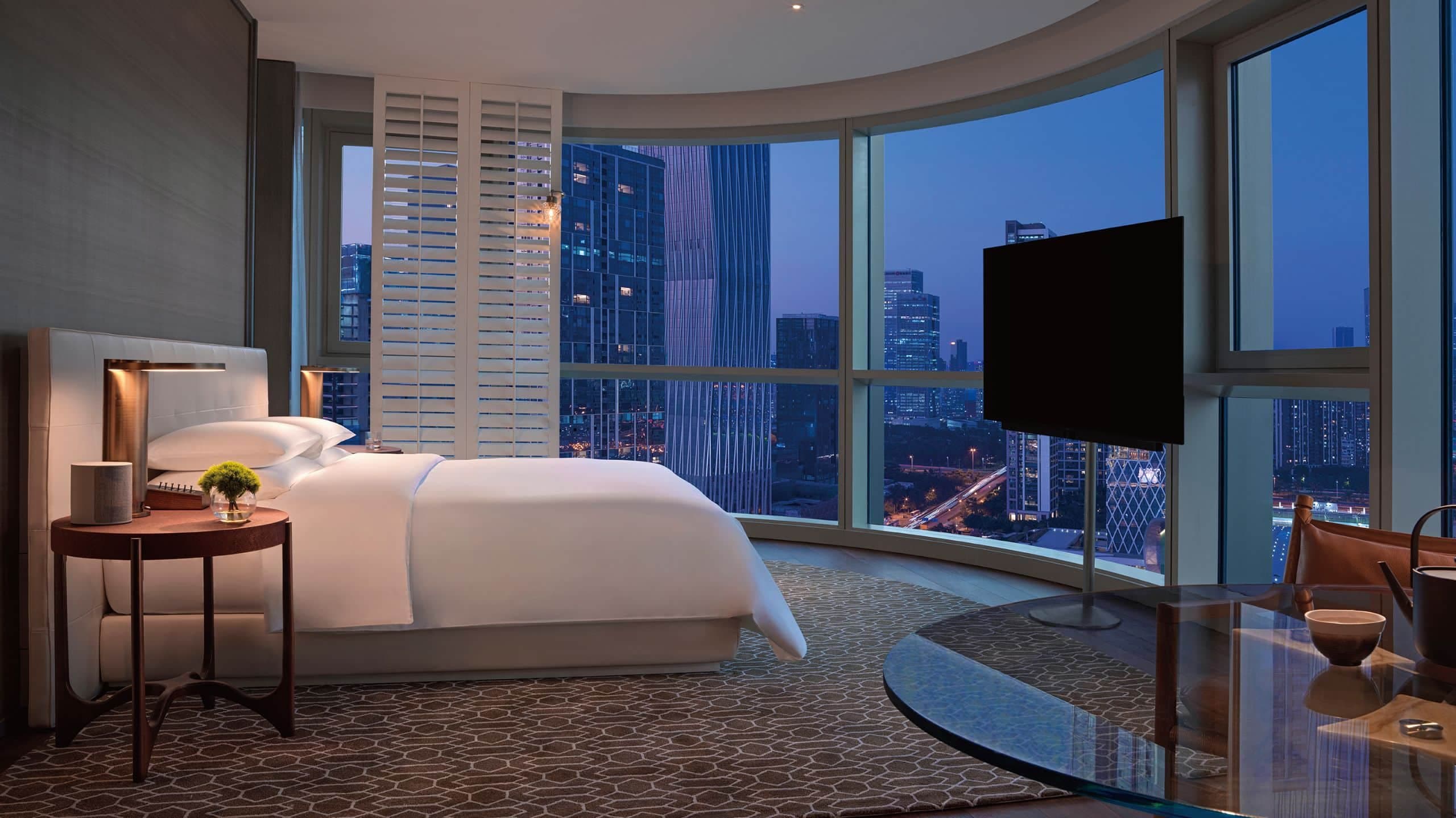 1 из 1 Andaz Shenzhen Bay Deluxe King Guestroom City View