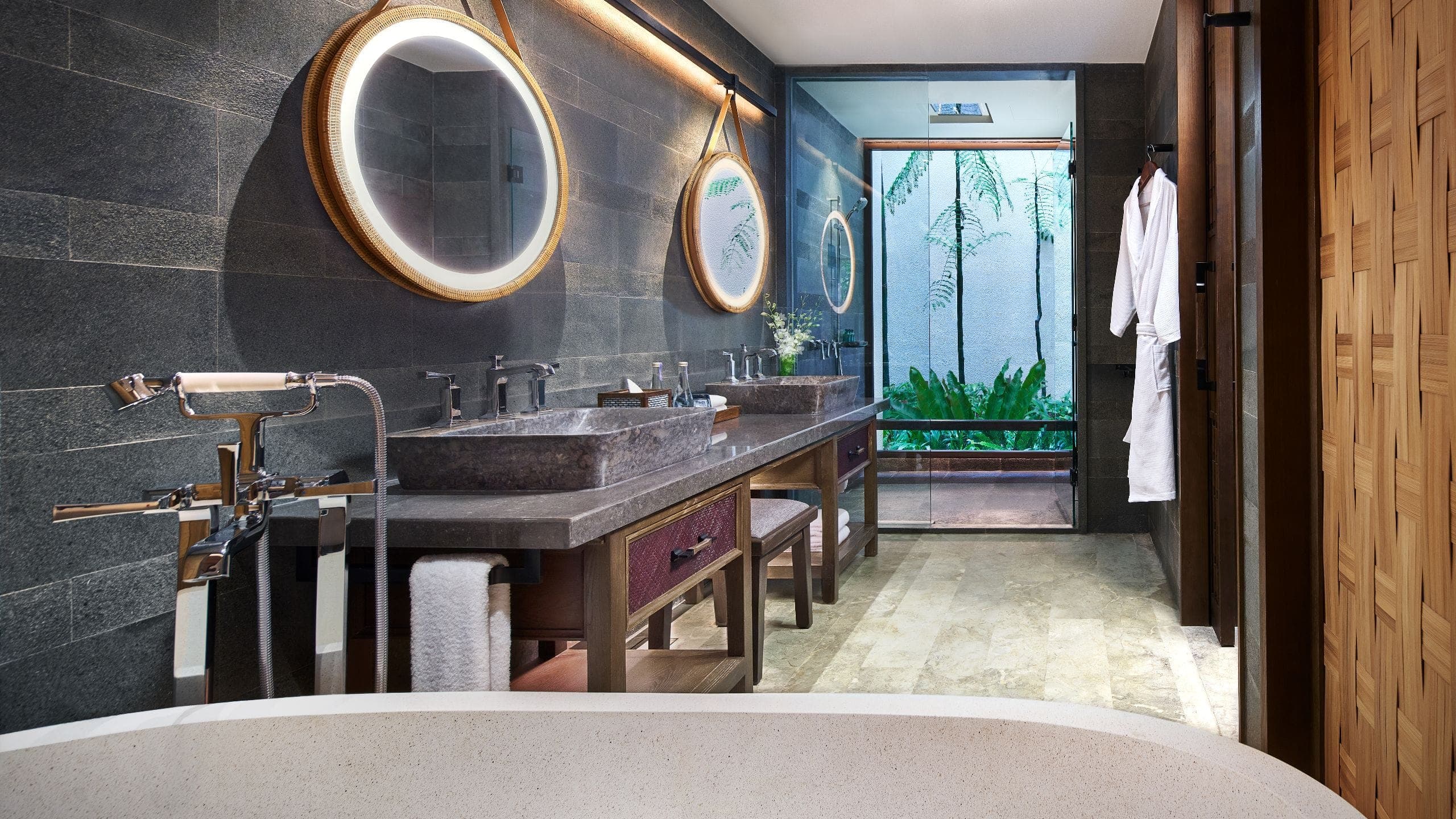 第 2,共 2 Andaz Bali Deluxe Room Bathroom