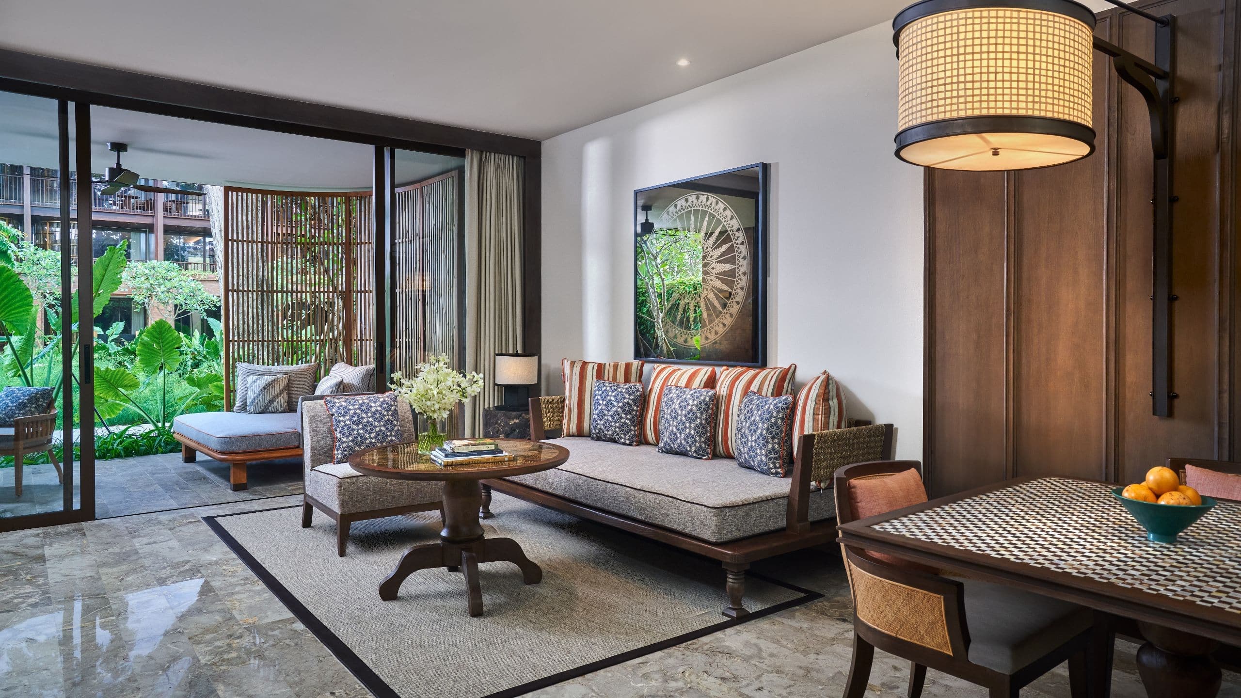 第 2,共 3 Andaz Bali Andaz Deluxe Suite Room Living Room