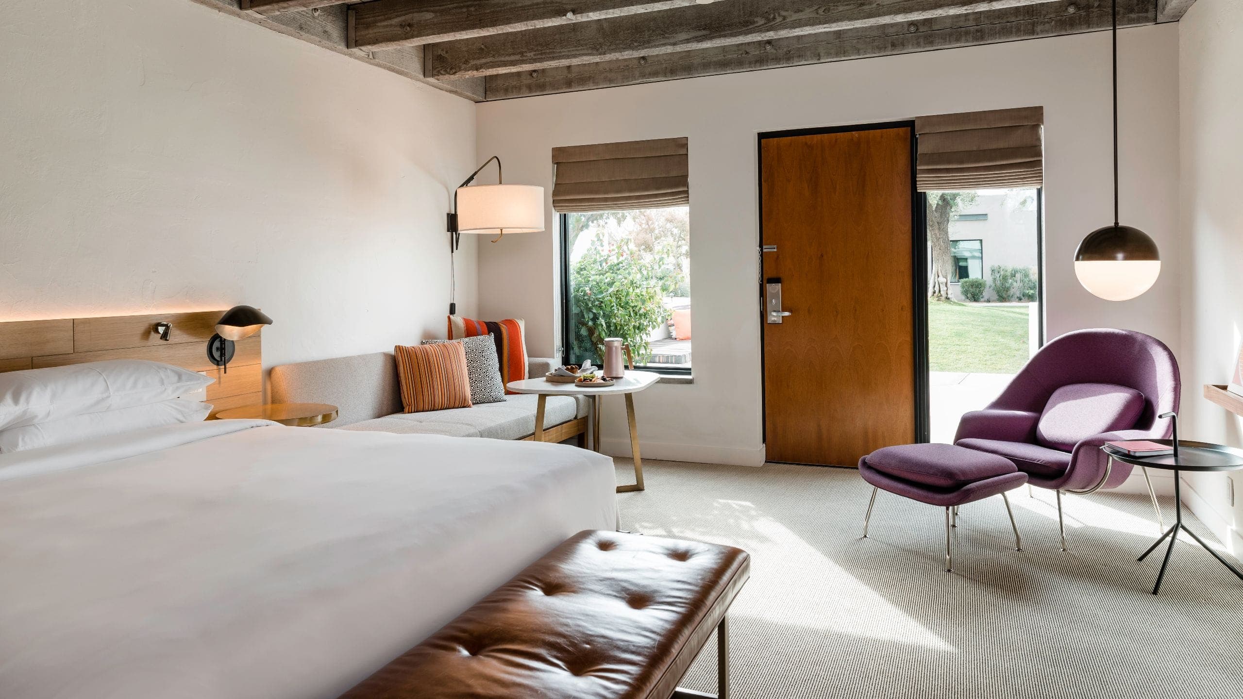 第 1,共 8 Andaz Scottsdale Resort & Bungalows Saarinen Living Door