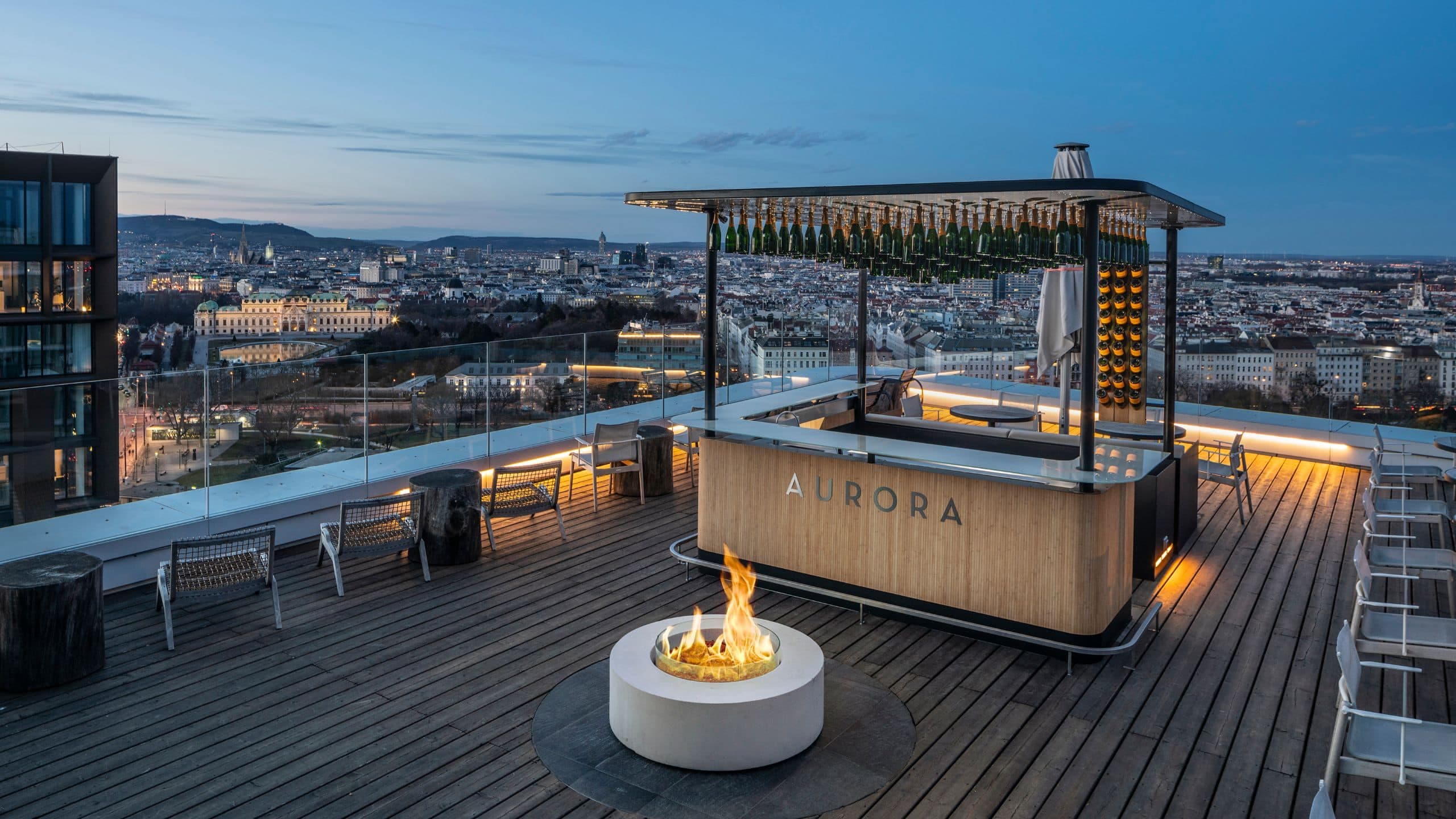 1 von 8 Andaz Vienna Am Belvedere Aurora Rooftop Bar Night