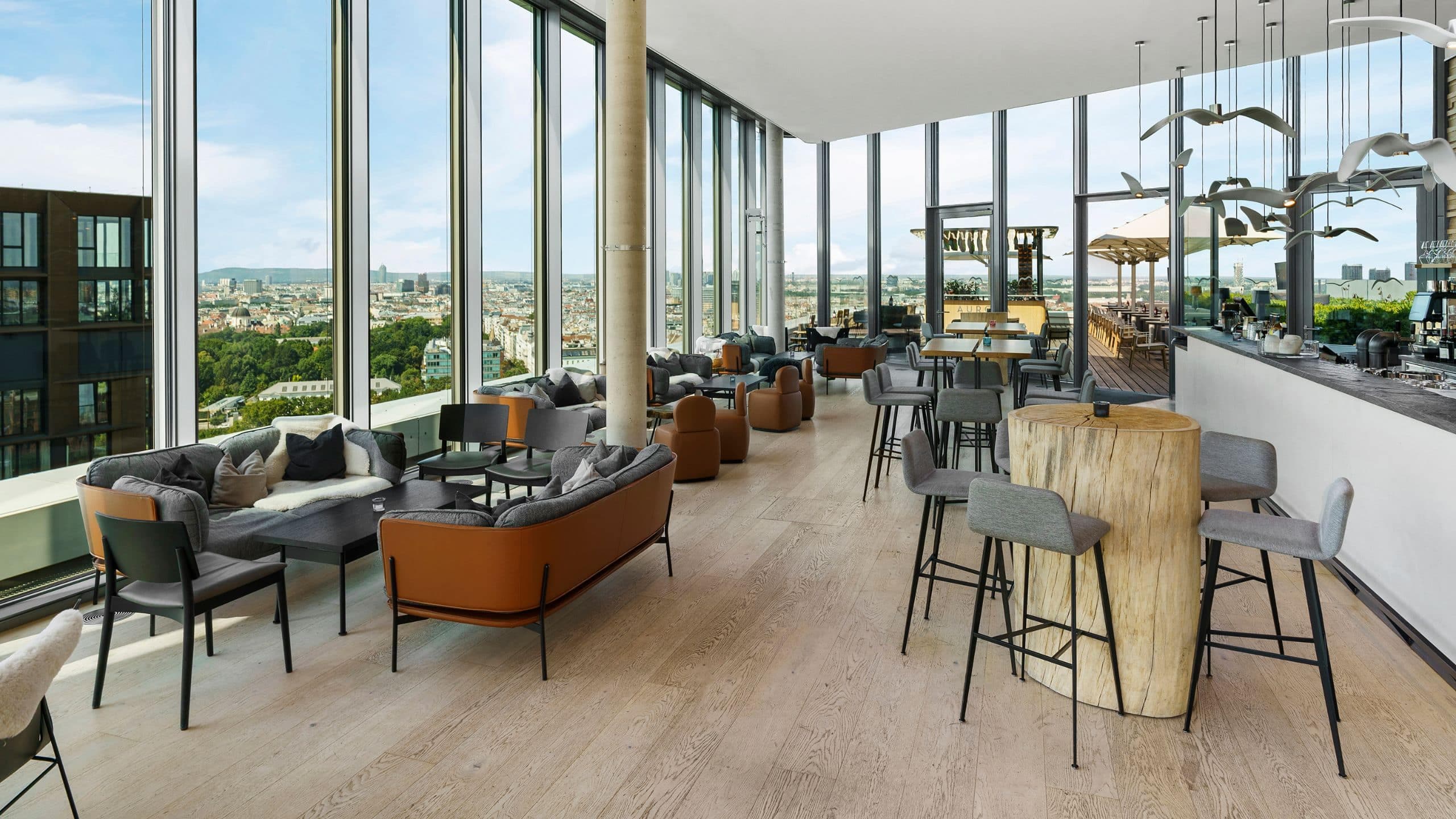 2 von 8 Andaz Vienna Am Belvedere Aurora Rooftop Bar Indoor