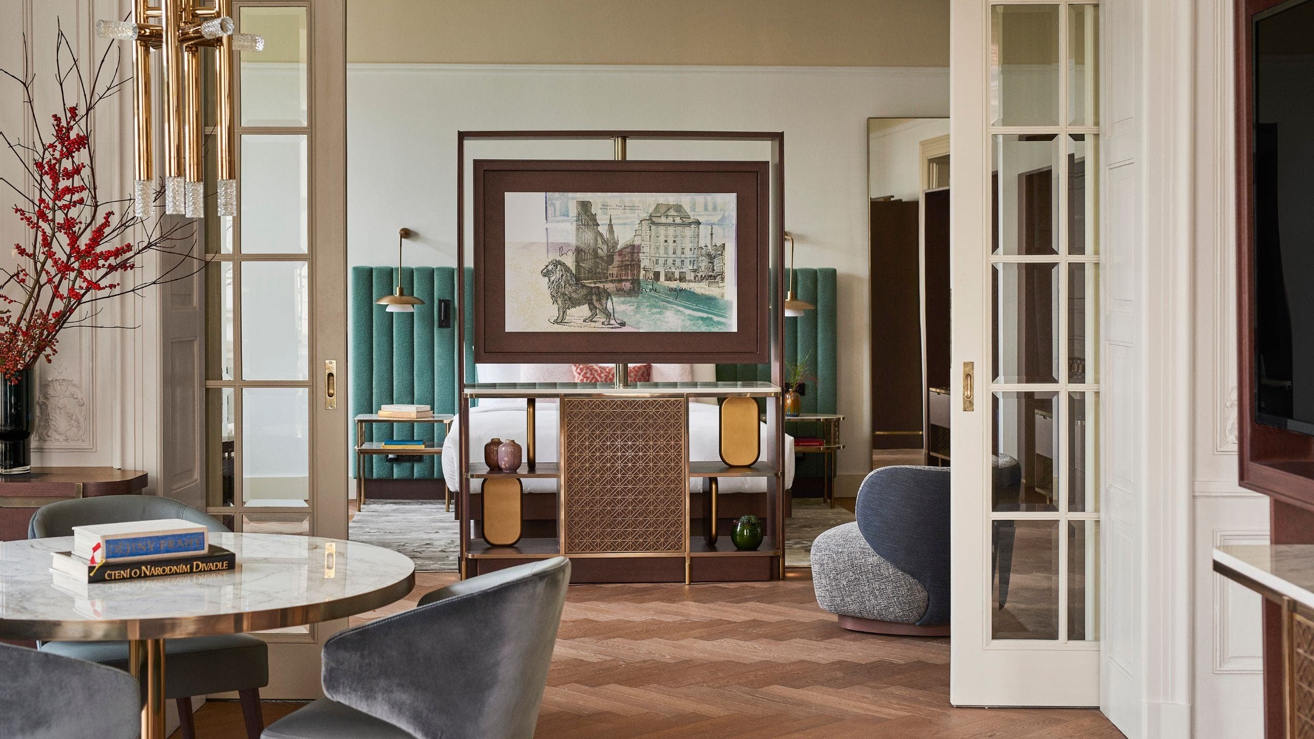 2 von 14 Andaz Prague Sugar Palace Suite Bedroom Sliding Door