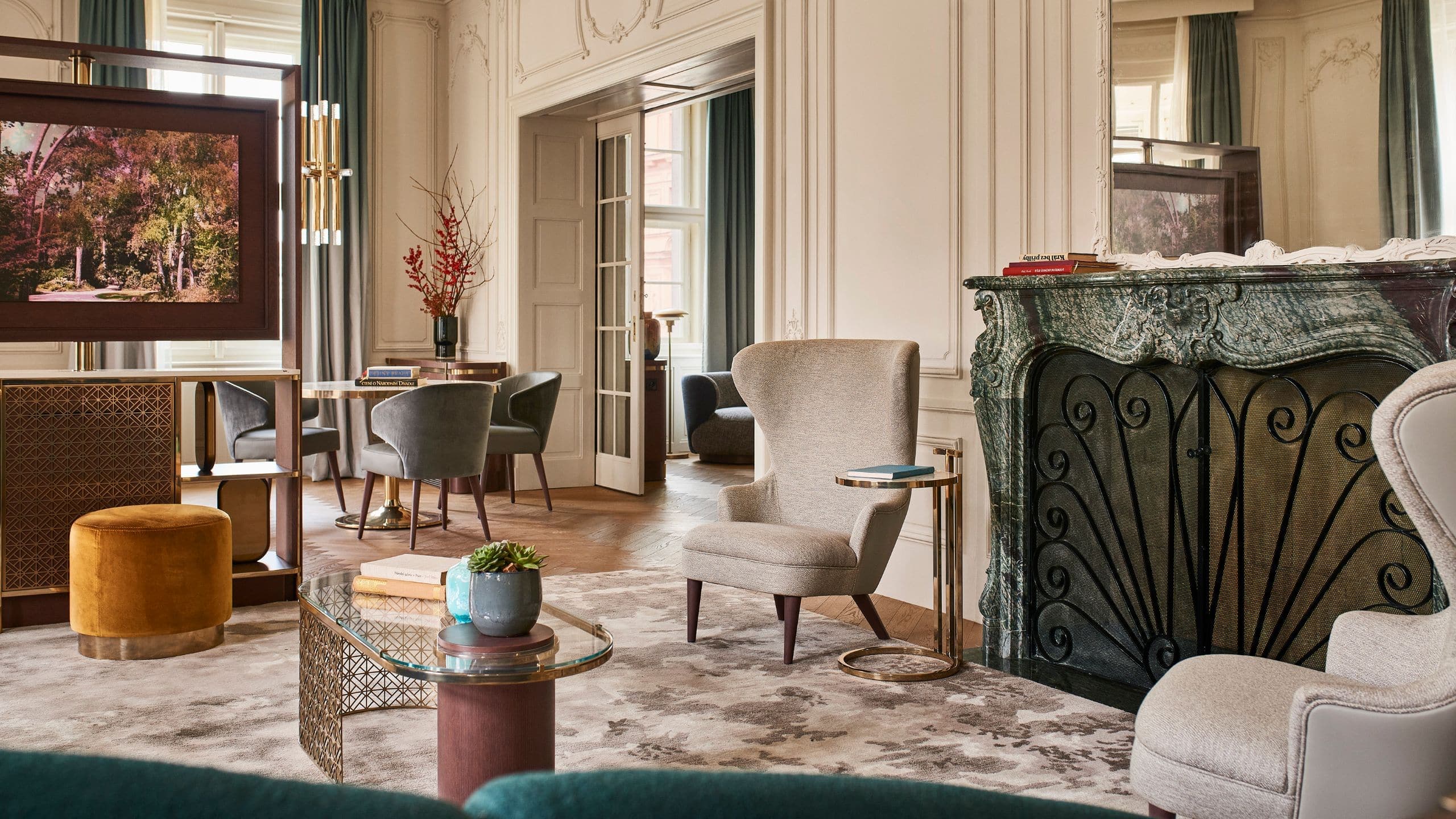 1 von 14 The Presidential Suite at the luxury lifestyle hotel Andaz Prague features a stunning marble fireplace with a decorative mirror access to the unique winter garden.