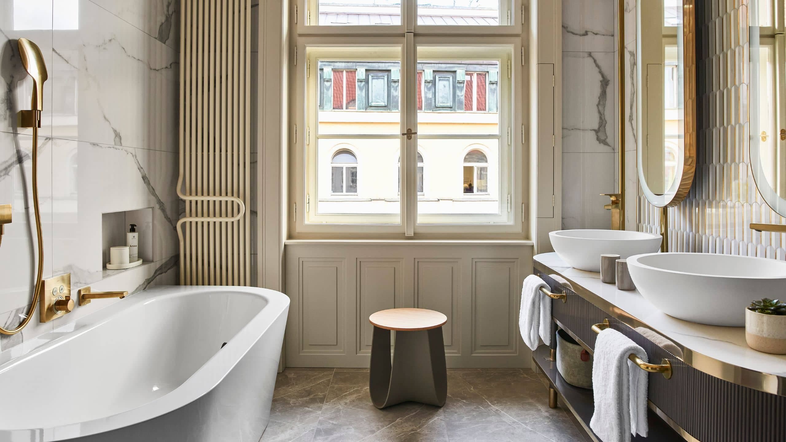 6 von 13 Andaz Prague Winter Garden Suite Bathroom Bathtub