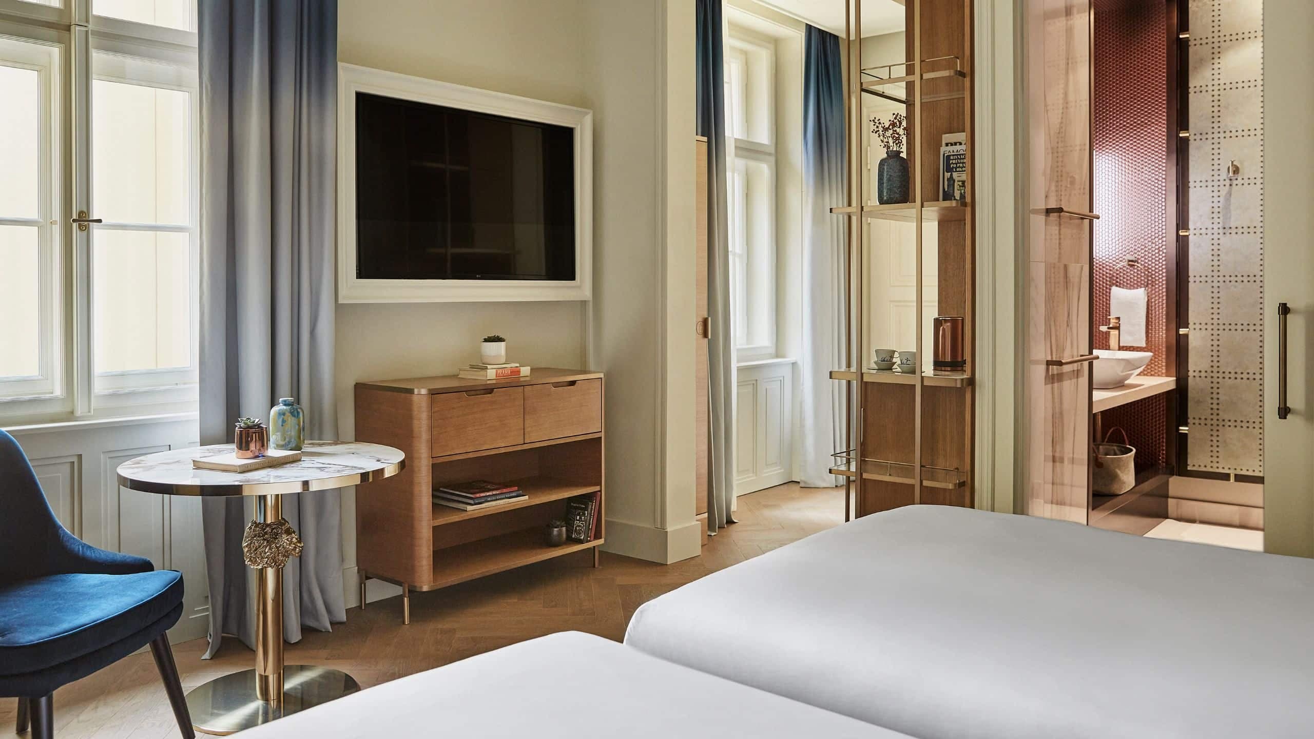 2 von 7 Andaz Prague Twin Deluxe Entrance