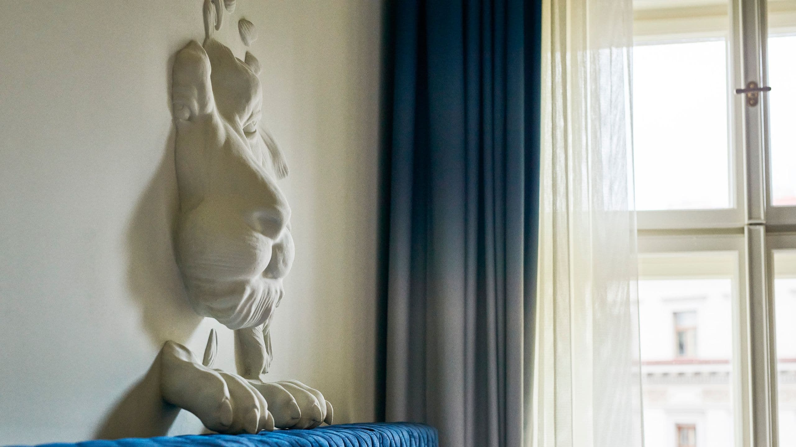 9 von 13 Andaz Prague King Lion Bedpost Detail