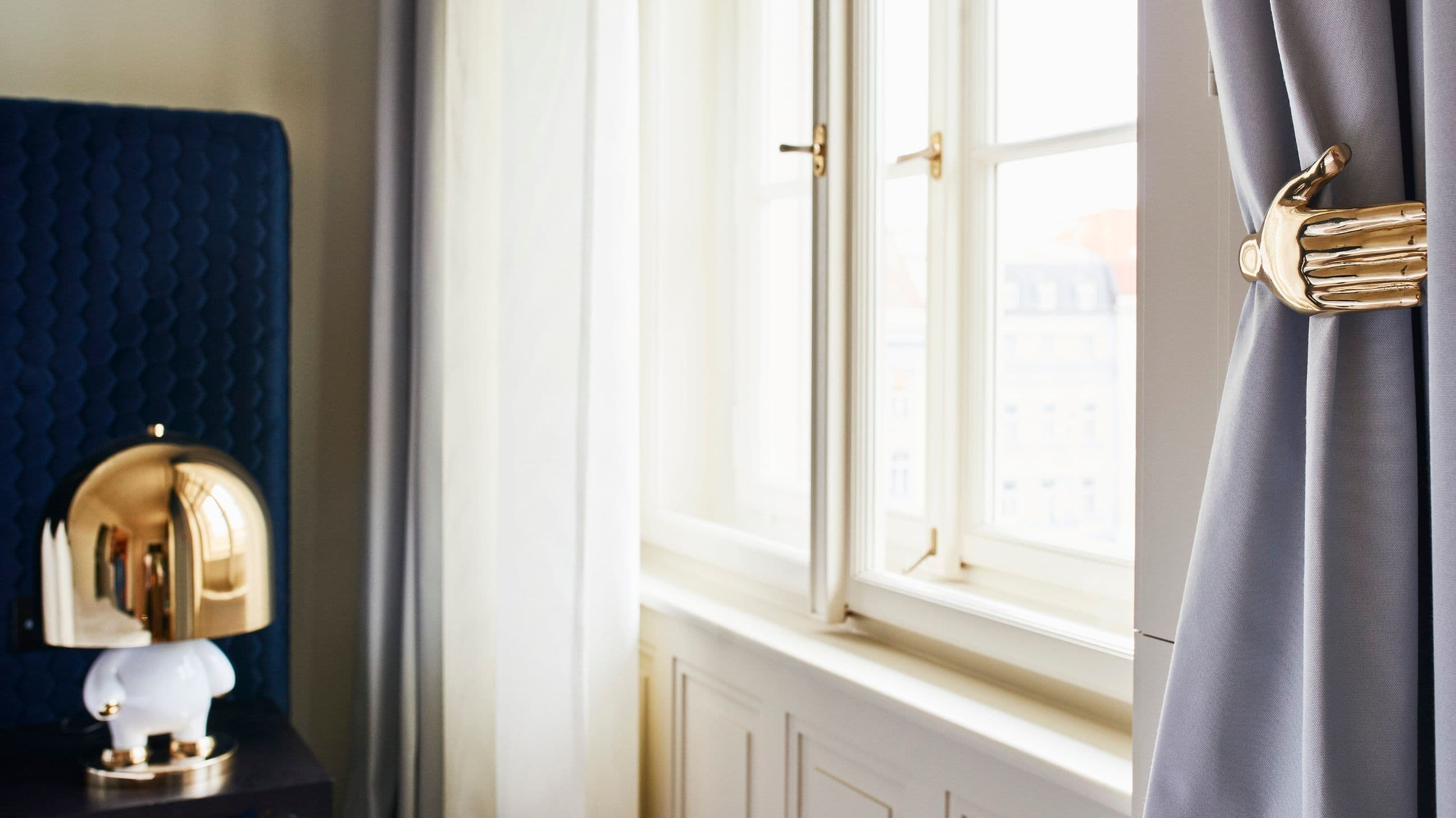 11 von 13 Andaz Prague King Curtain Holder Golem Lamp Detail