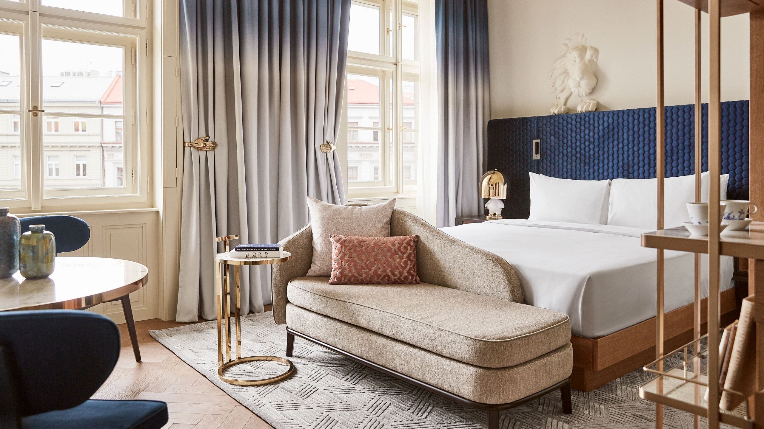 1 von 12 The inspiring view of Haymarket Square, St Henry’s Church and the Tower underlines the elegant details of this beautifully designed King Room at the lifestyle hotel Andaz Prague.