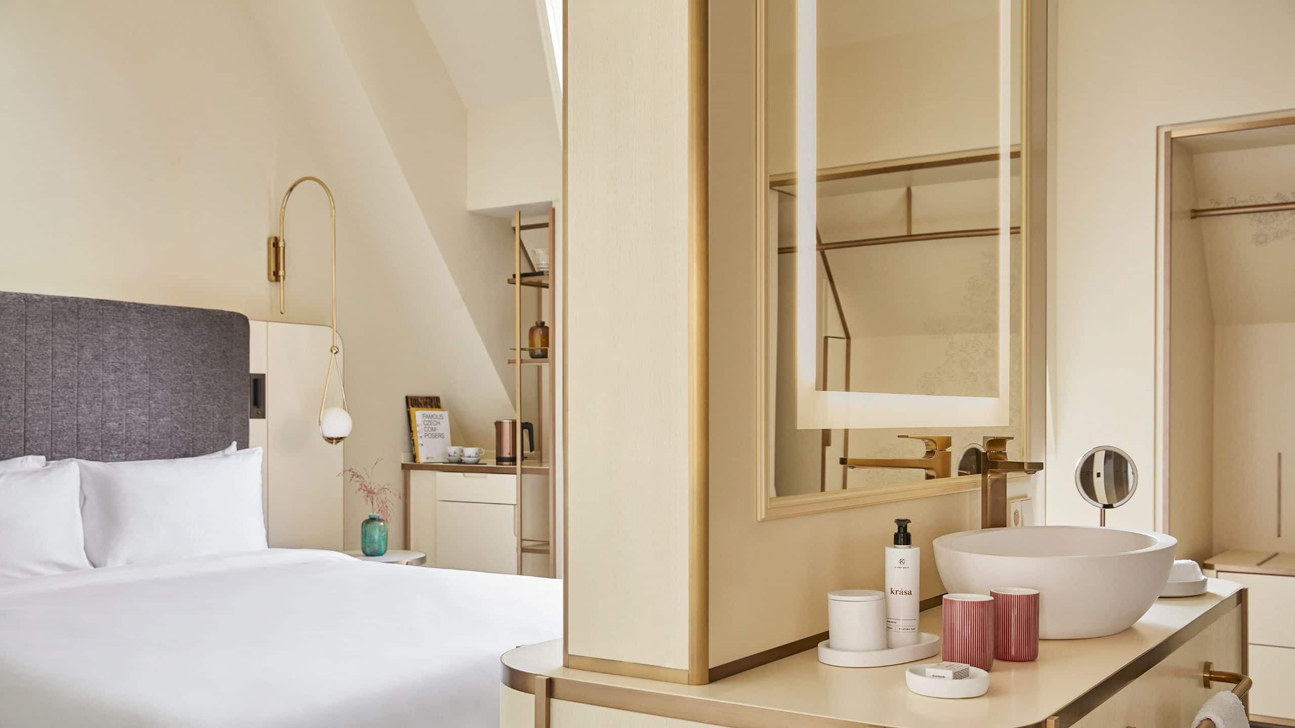 10 von 12 Andaz Prague King Deluxe Open Bathroom