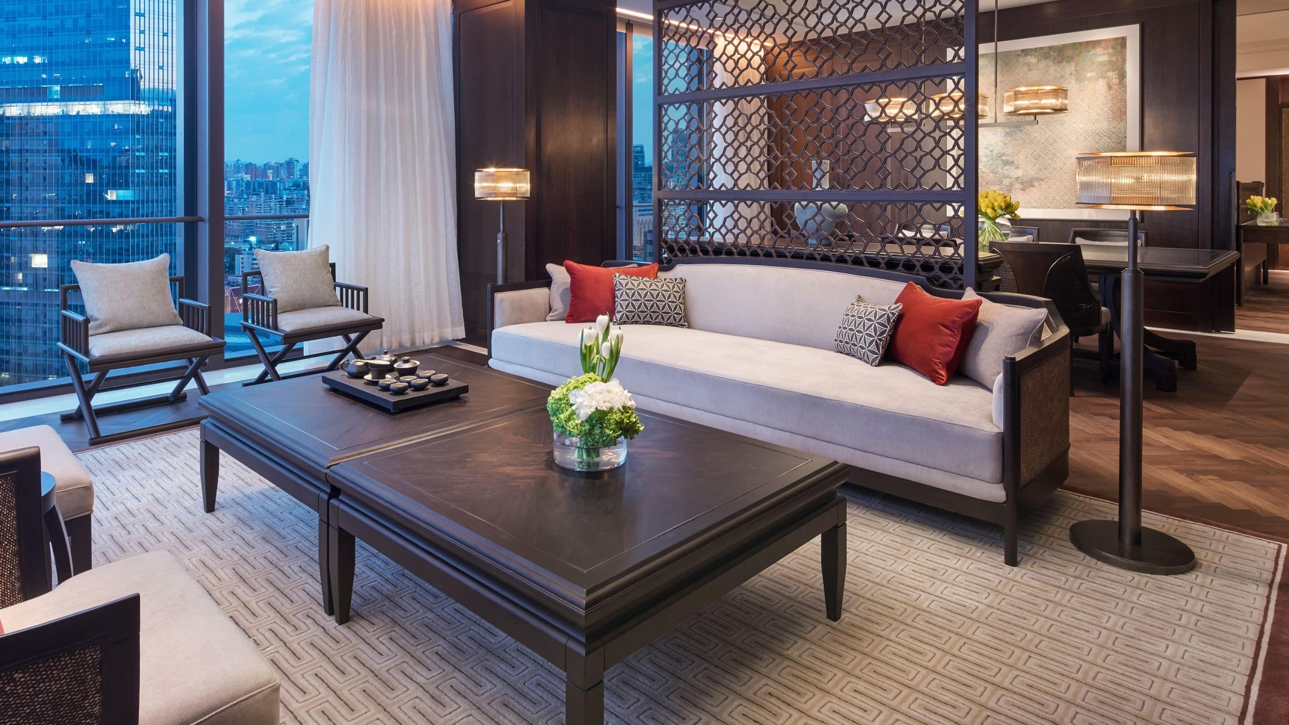 2 из 3 Andaz Xiamen Executive Suite Living Room