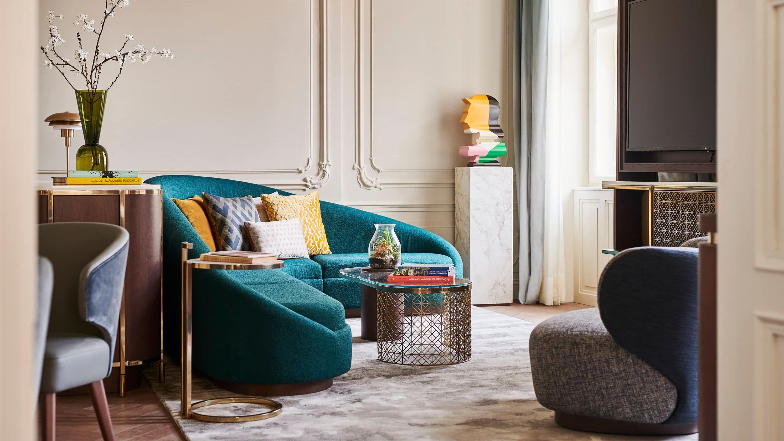 4 von 11 Andaz Prague Wintergarden Residence Suite Living Room Sofa