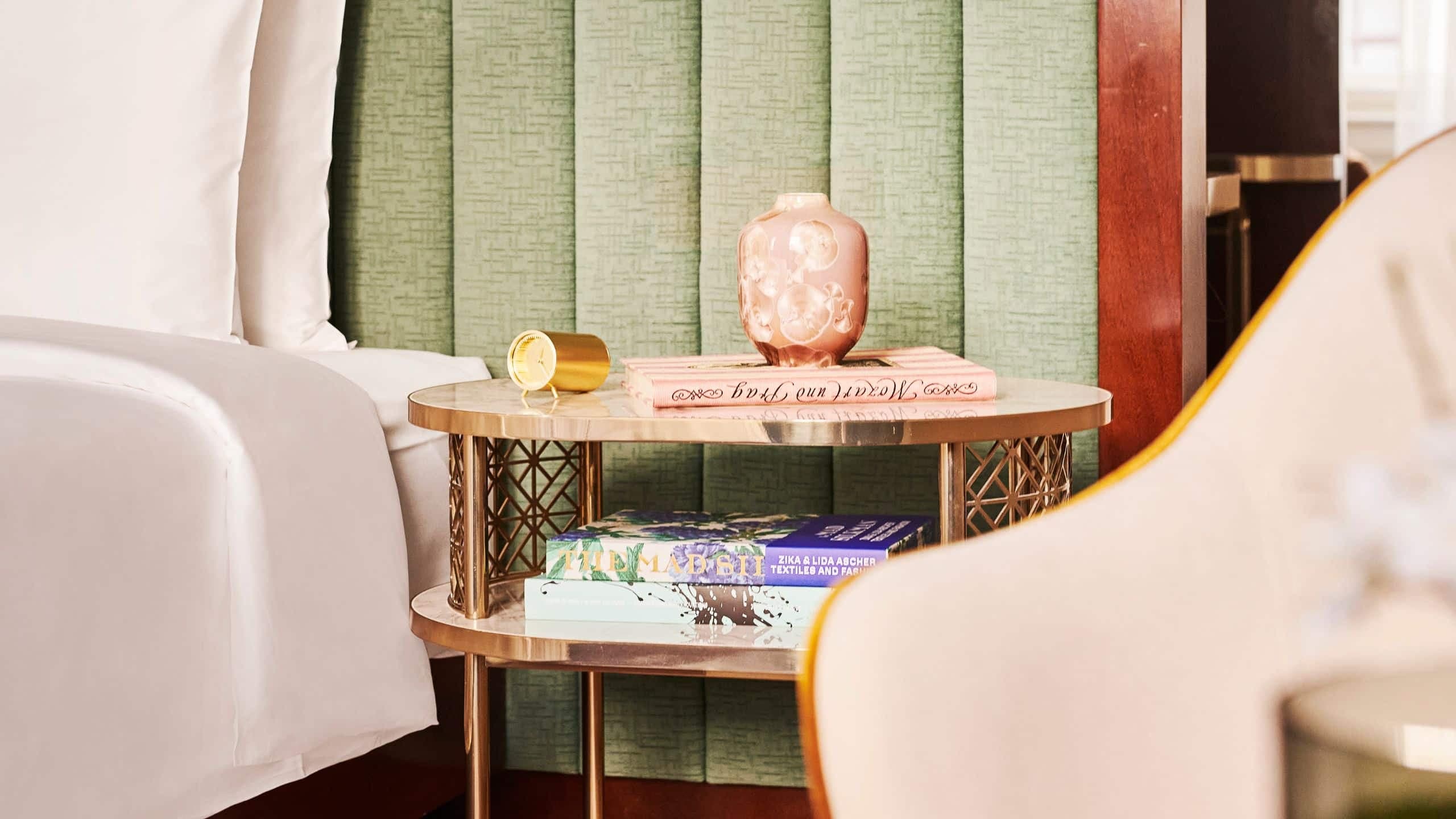 7 von 11 Andaz Prague Wintergarden Residence Suite Bed Detail