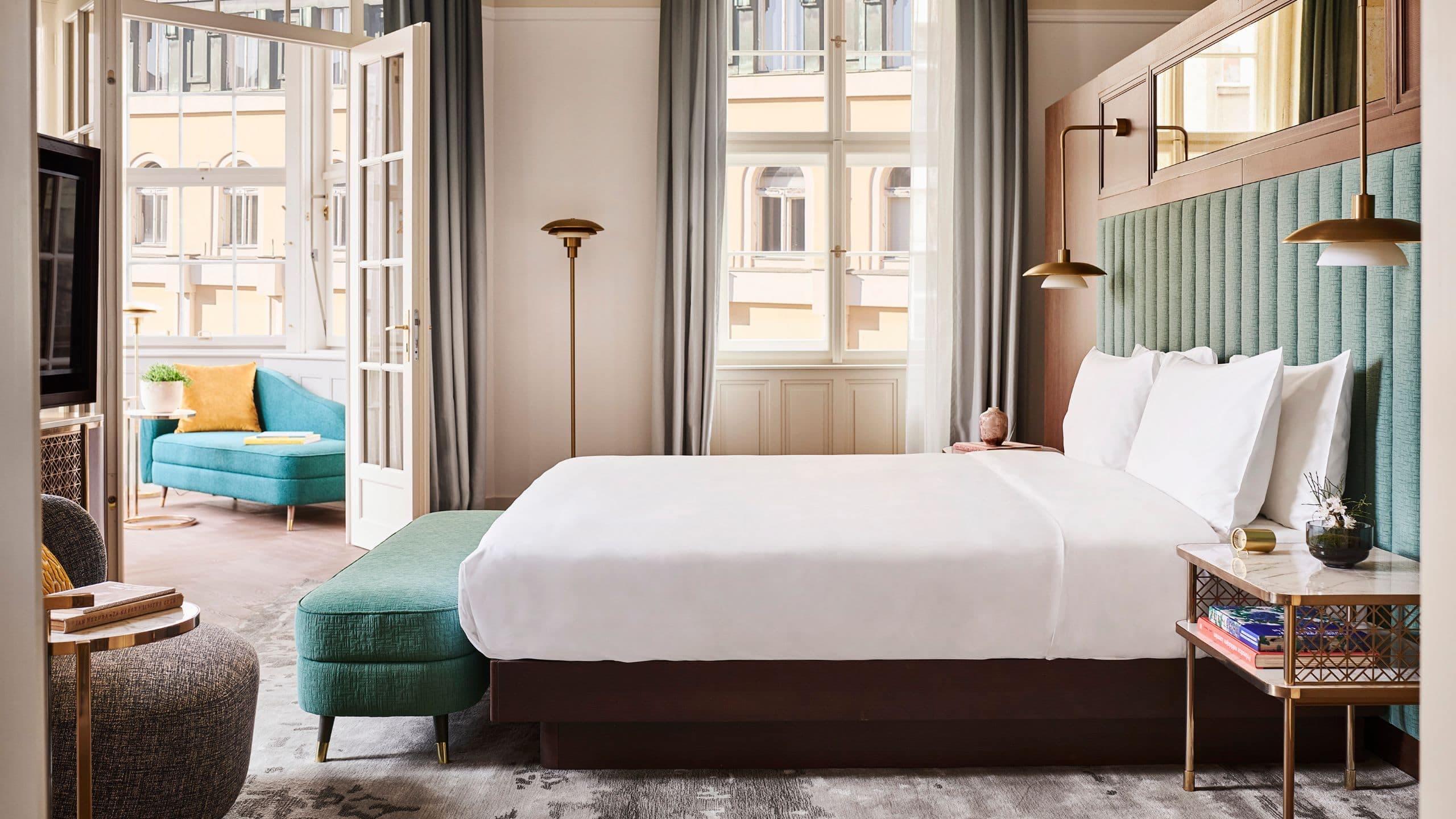 2 von 11 Andaz Prague Wintergarden Residence Suite Bed