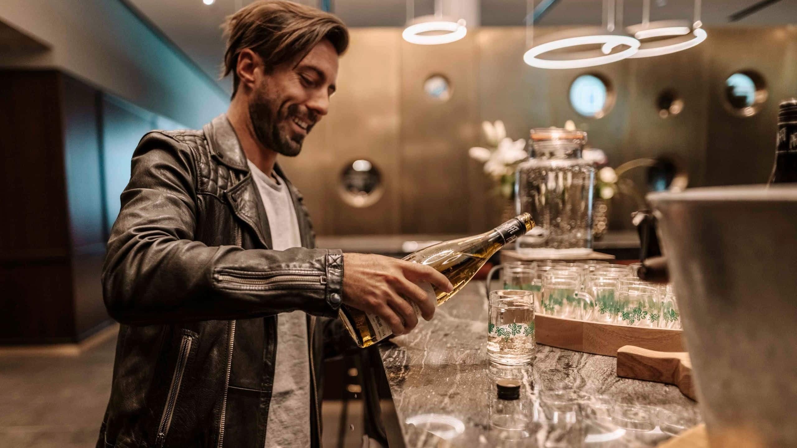 3 von 8 Andaz Vienna Am Belvedere Man Enjoying Wine Hour