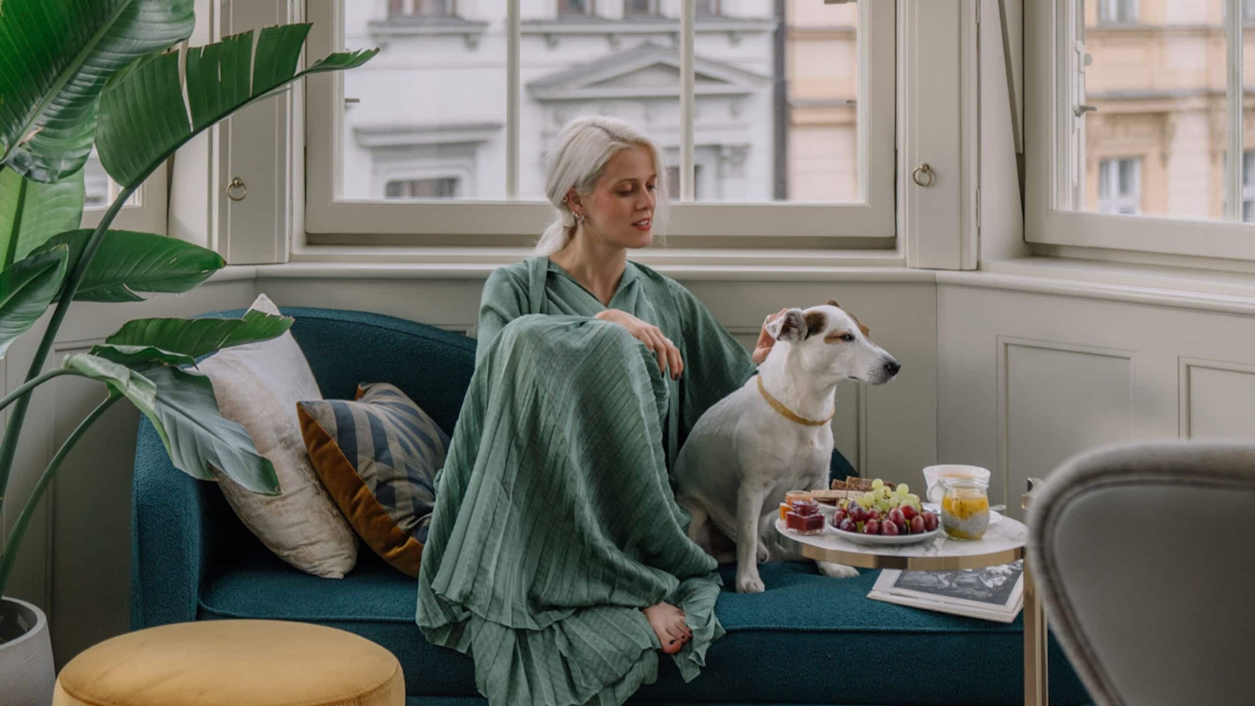 10 von 14 Andaz Prague Wintergraden Suite Woman Dog