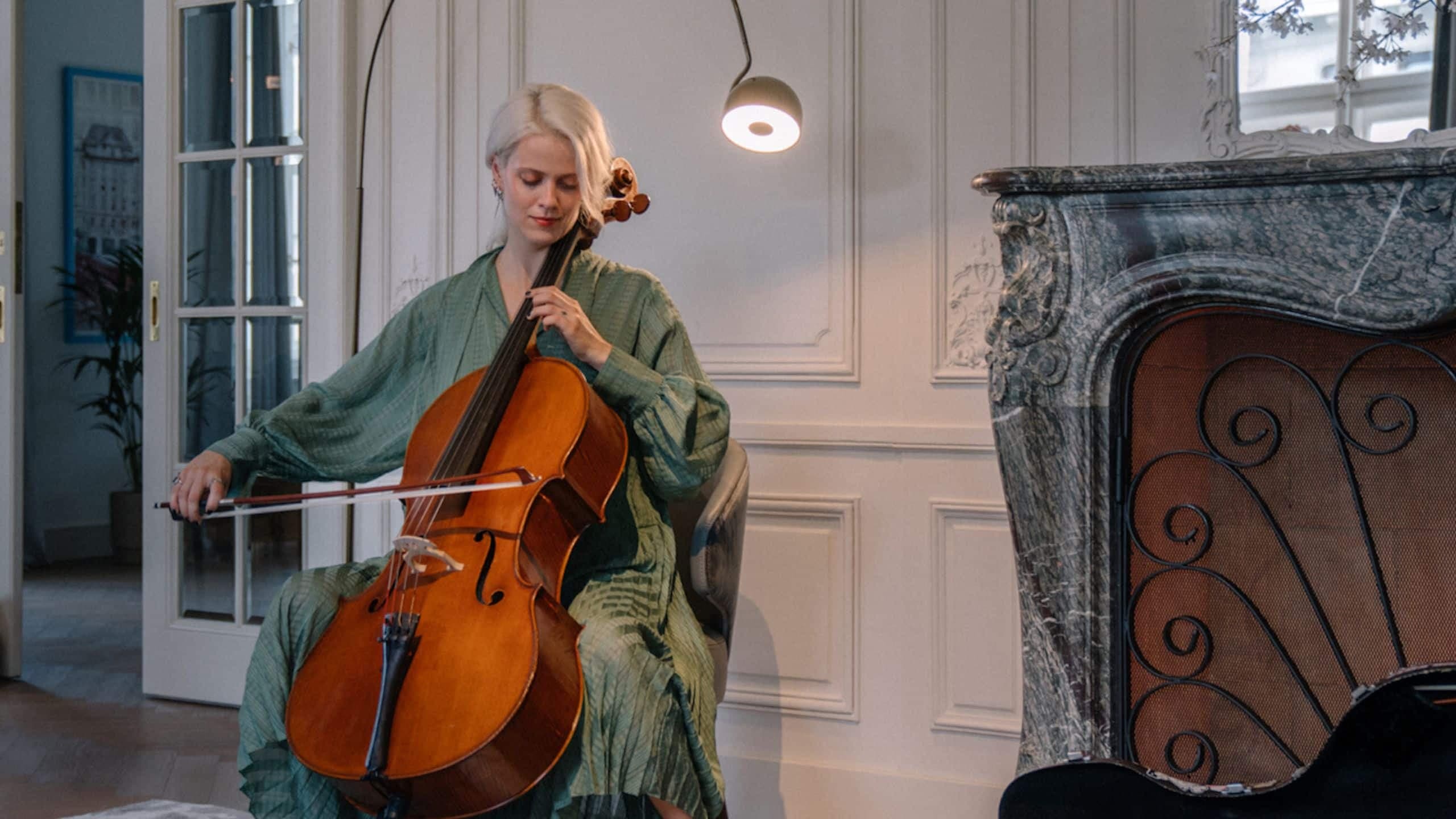 11 von 14 Andaz Prague Sugar Palace Suite Woman Playing Cello