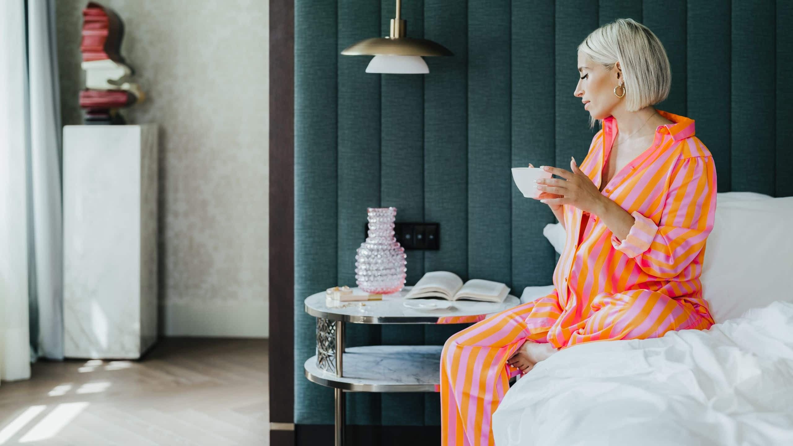 9 von 13 Andaz Prague Woman Suite Bedroom Bed