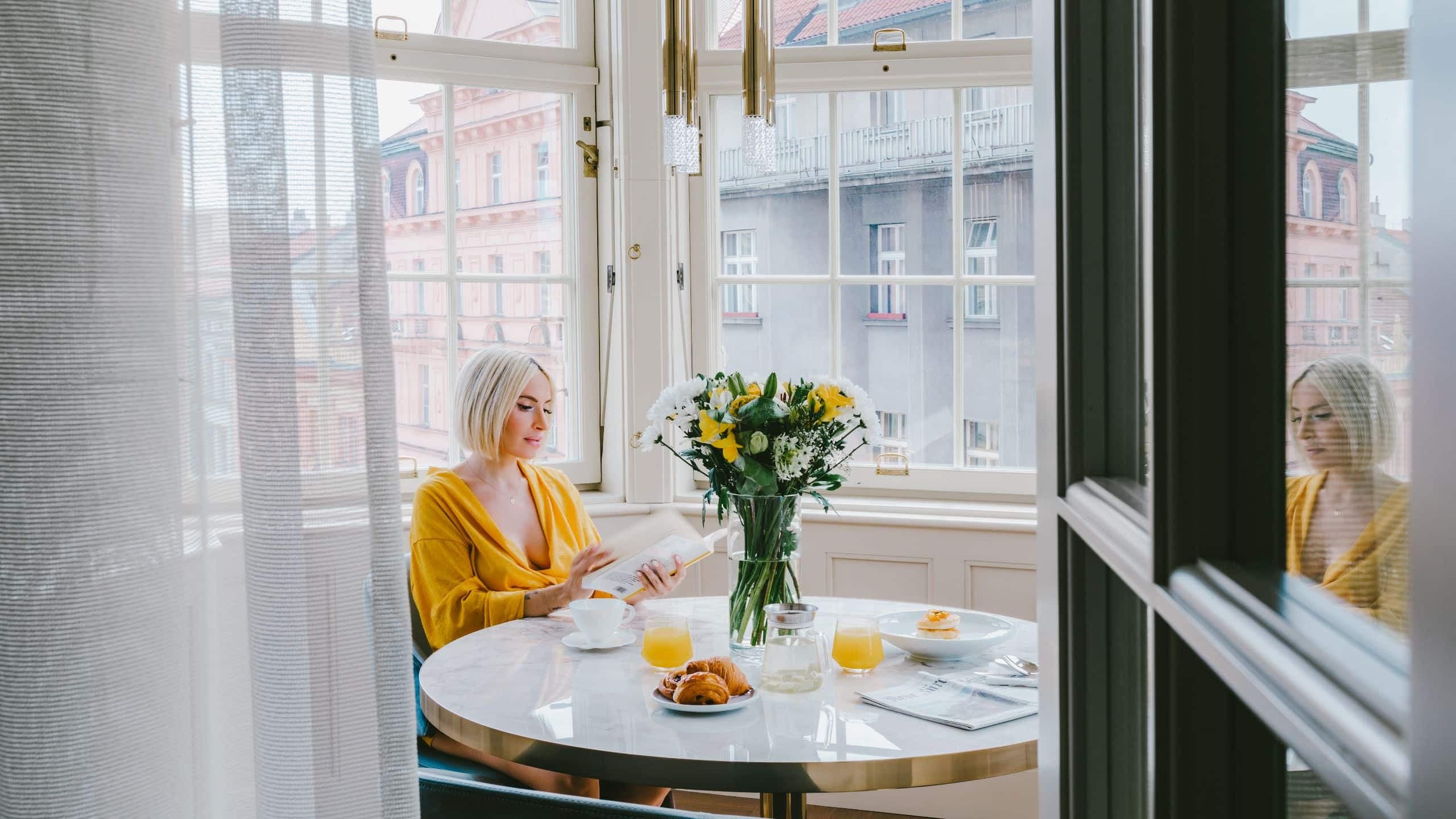 10 von 13 Andaz Prague Woman Winter Garden Suite Dining