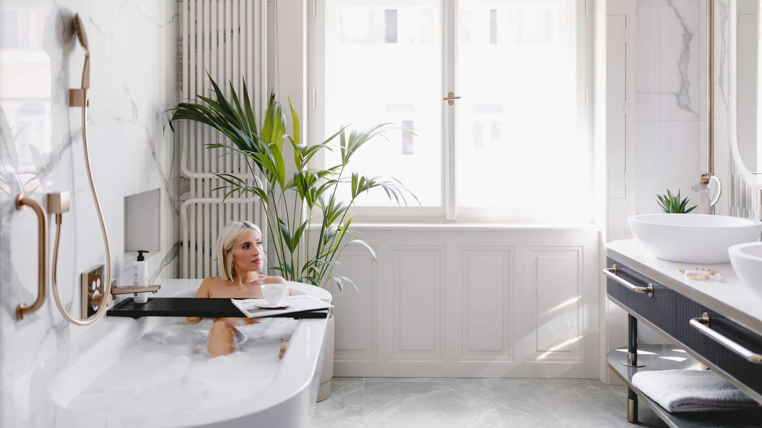 11 von 13 Andaz Prague Woman Suite Bathroom Bathtub