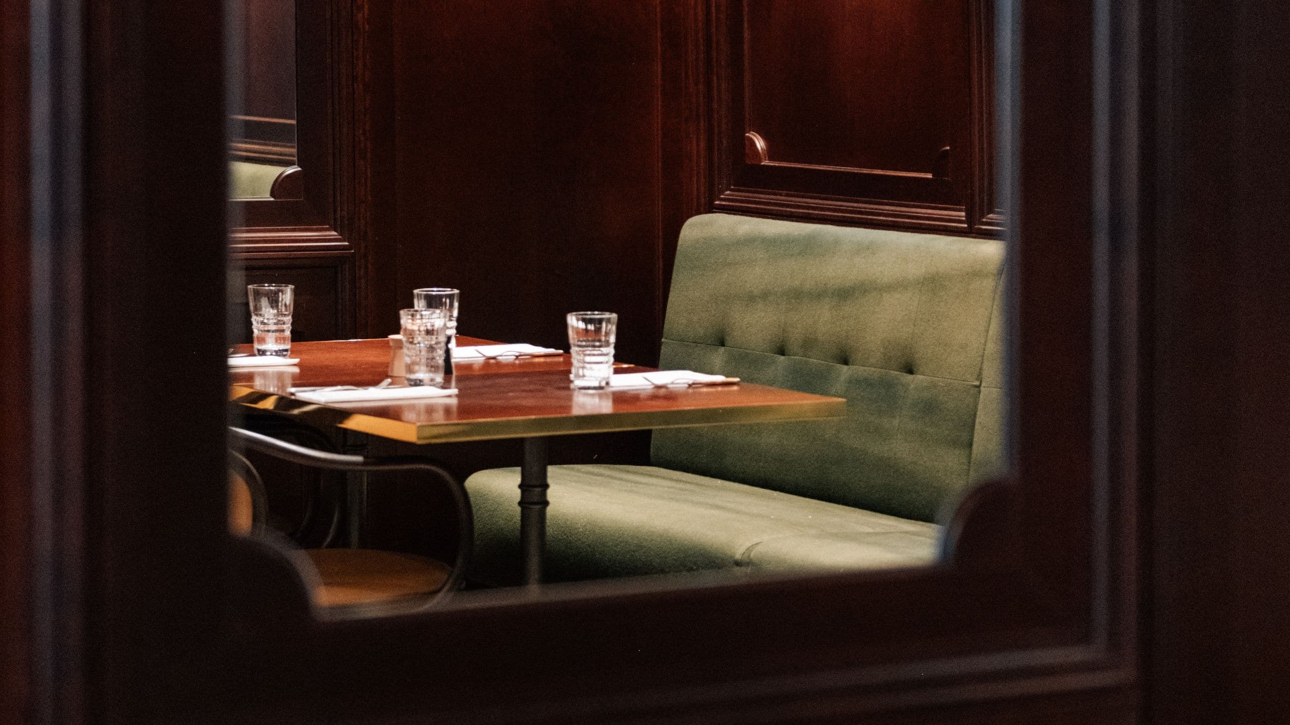 6 von 9 Andaz Vienna Am Belvedere Eugen21 Mirror Seating Area