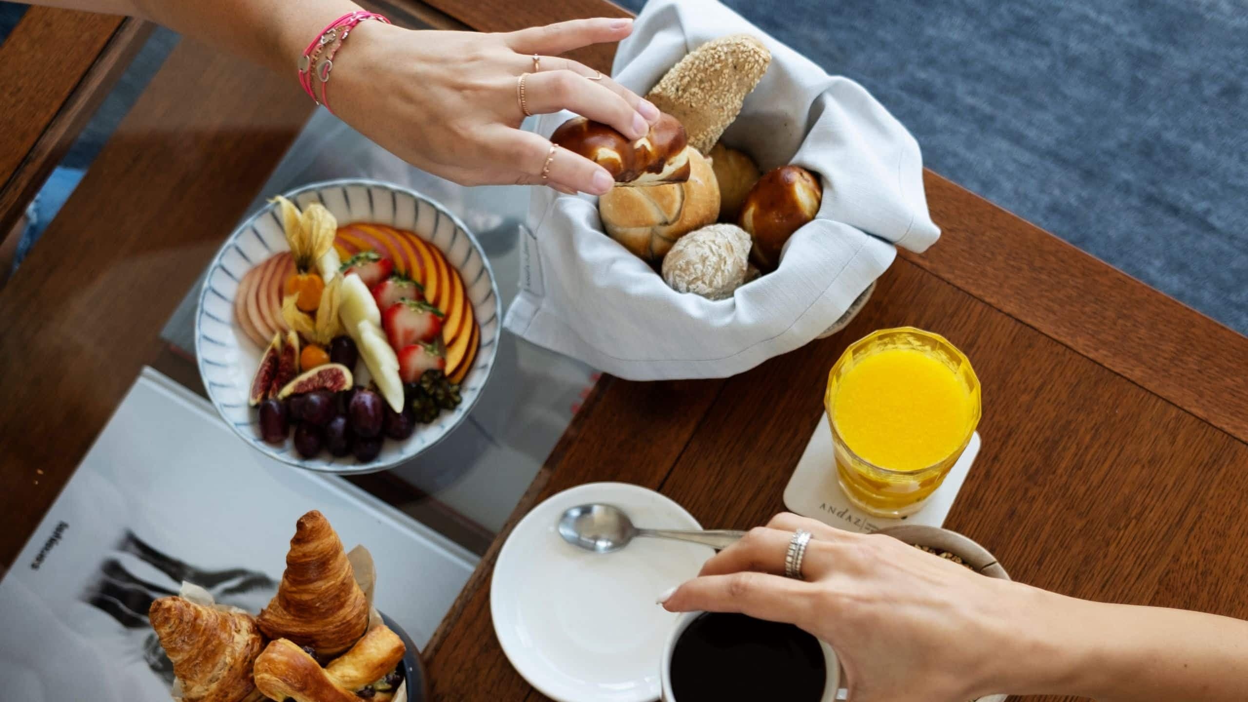 2 von 4 Andaz Vienna Am Belvedere Room Service Breakfast