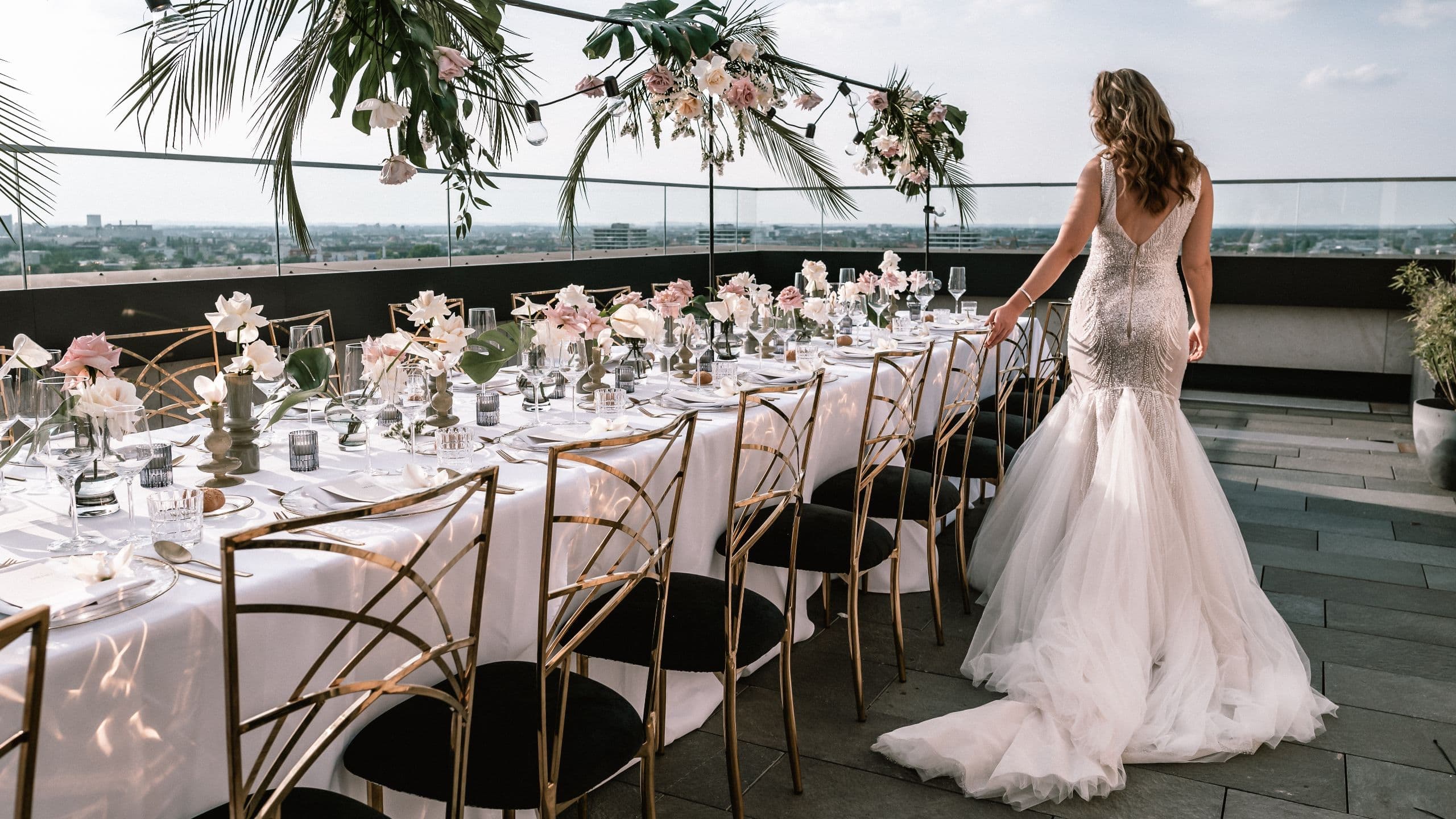 1 von 4 Andaz Munich Schwabinger Tor Muniqo Rooftop Wedding Table Setup With Bride