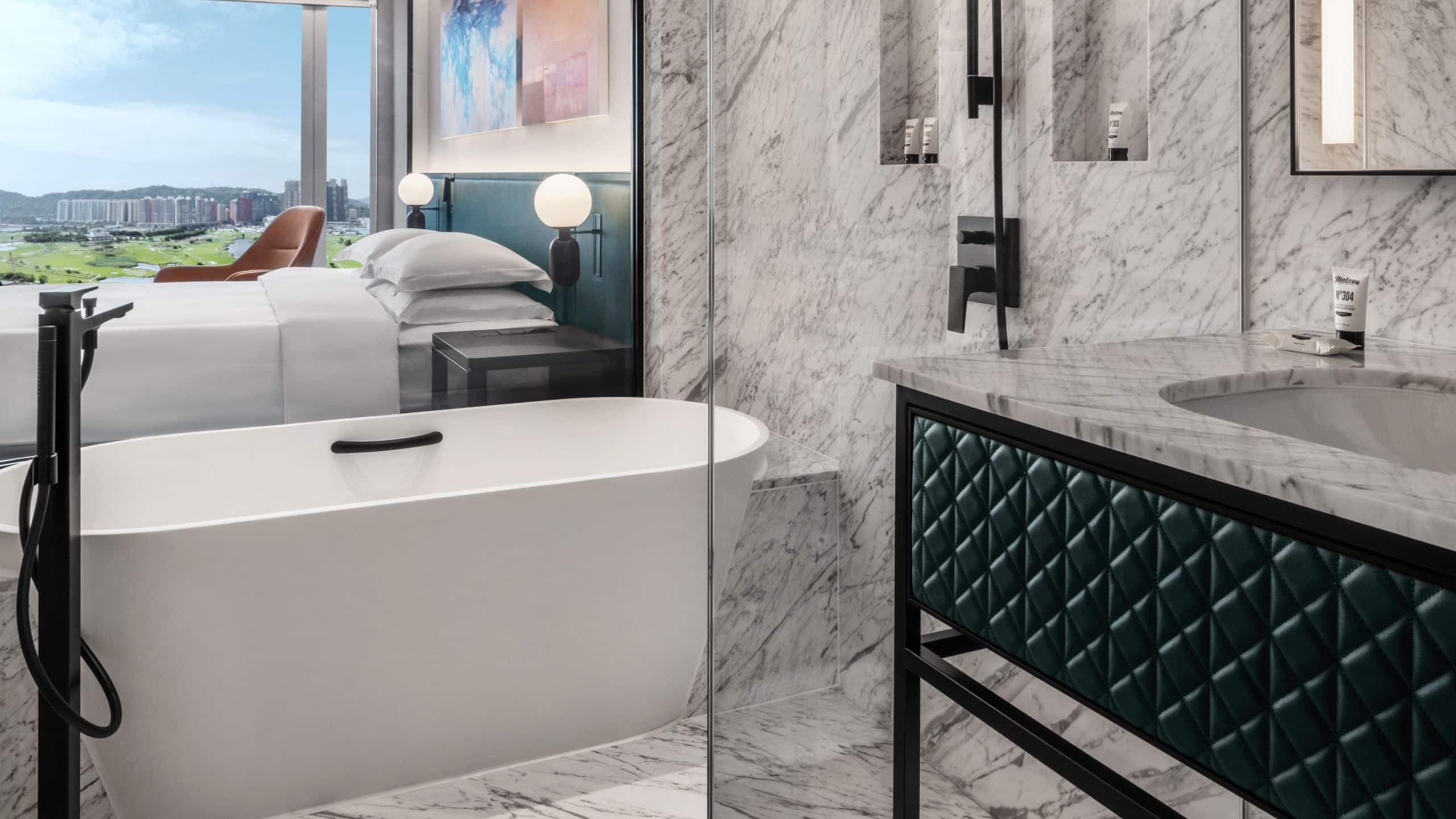 3 из 3 Andaz Macau One King Bed Bathroom