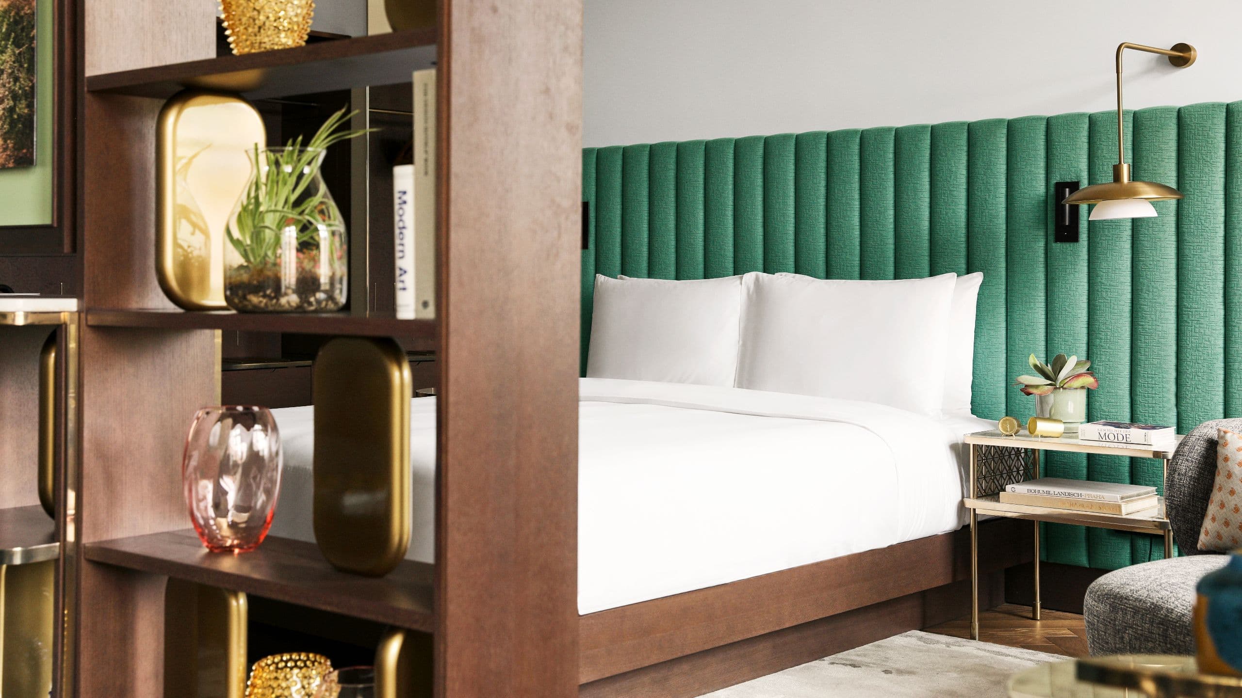 3 von 11 Andaz Prague Prgaz Junior Suite Bedroom With Items