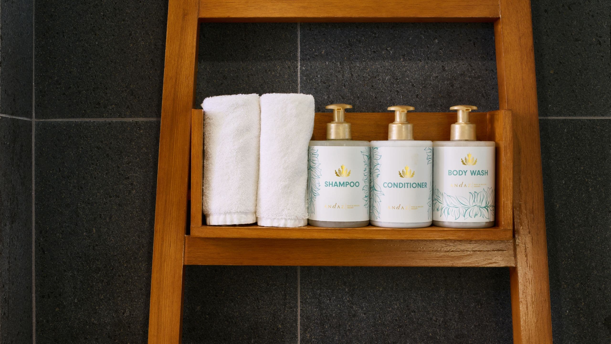 6 de 7 Andaz Maui at Wailea Resort Room Bath Amenities