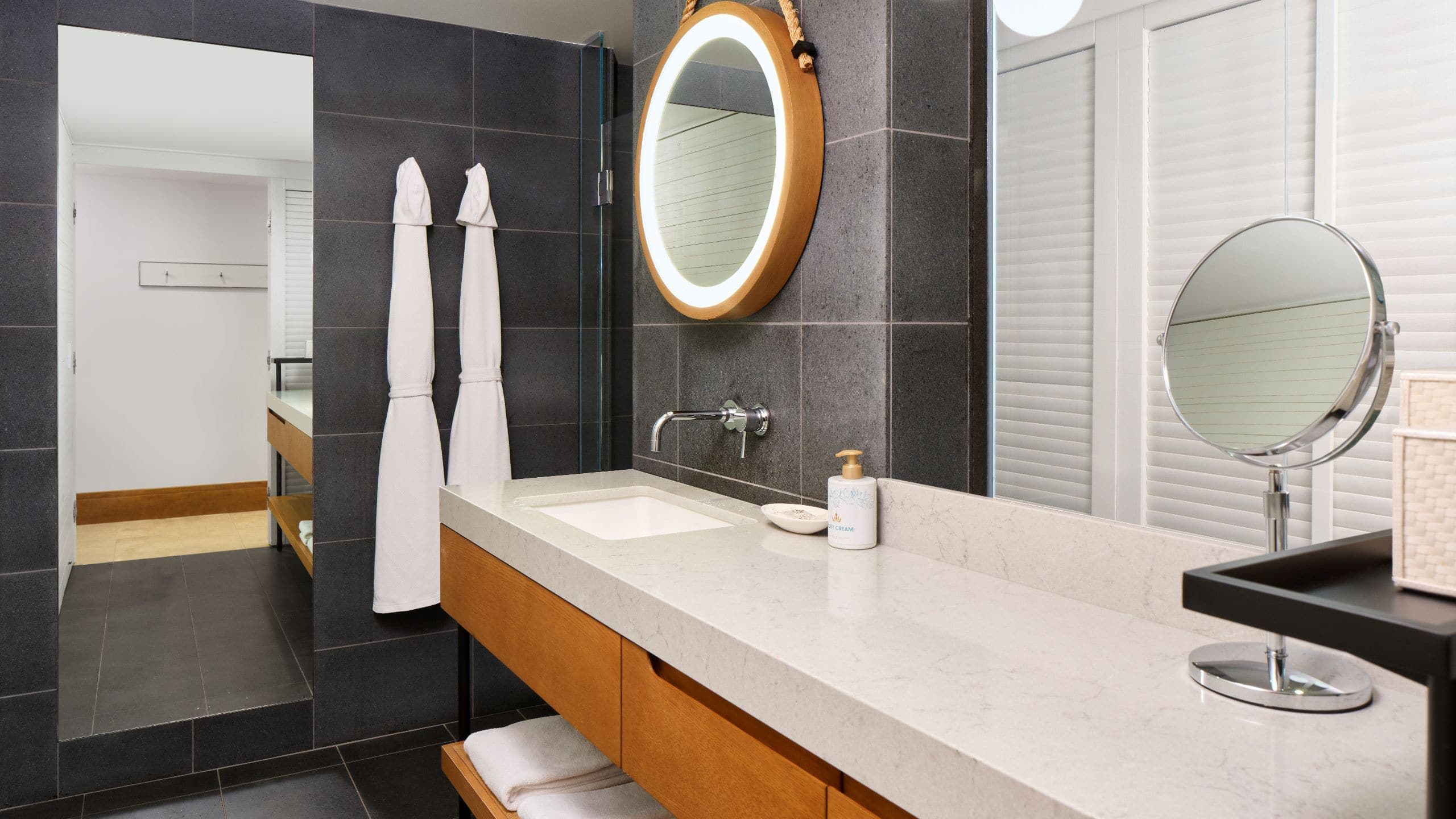 2 de 5 Andaz Maui at Wailea Resort Standard Bathroom