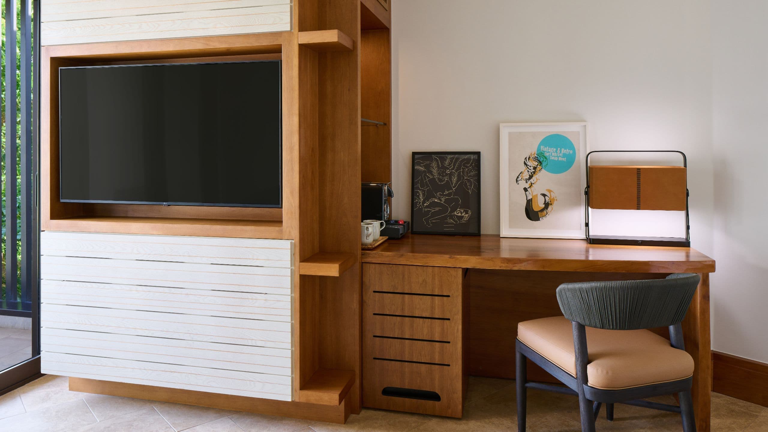 5 de 7 Andaz Maui at Wailea Resort Standard Room Tv Console