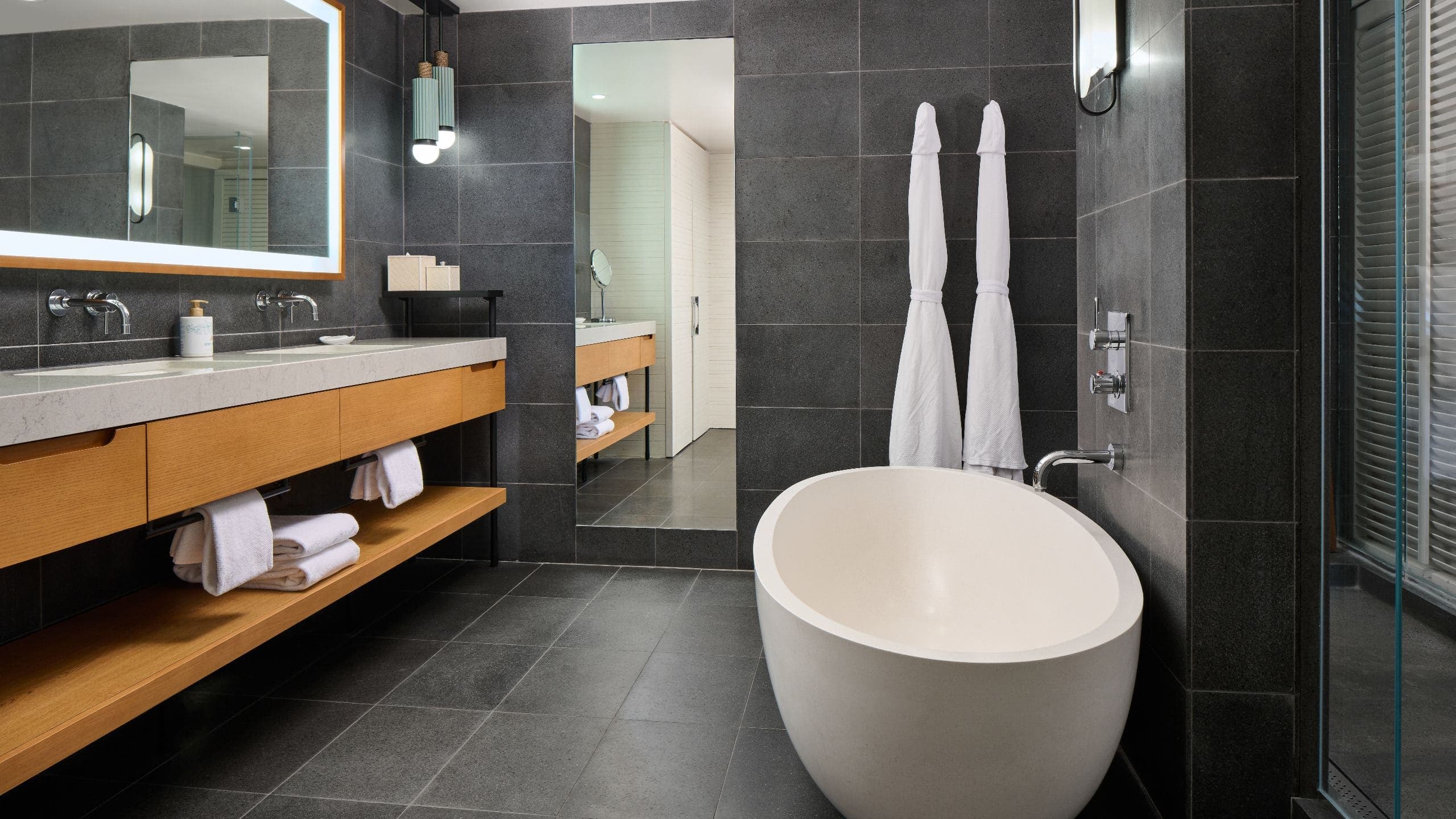 3 de 7 Andaz Maui at Wailea Resort Suite Bathroom