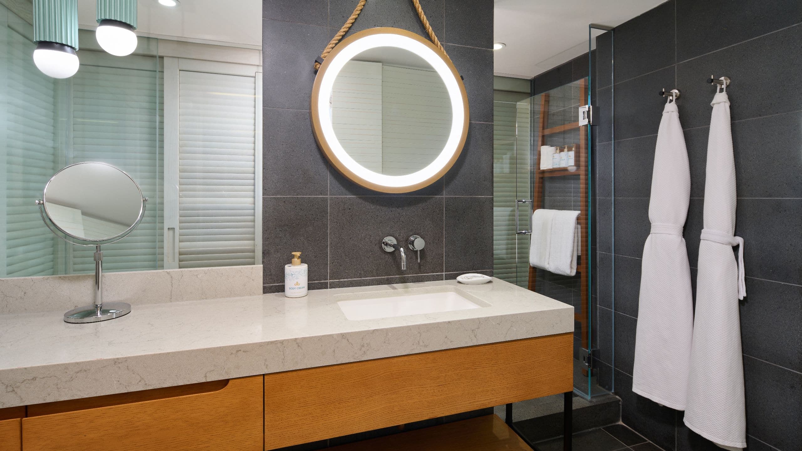 2 de 7 Andaz Maui at Wailea Resort Standard Bathroom