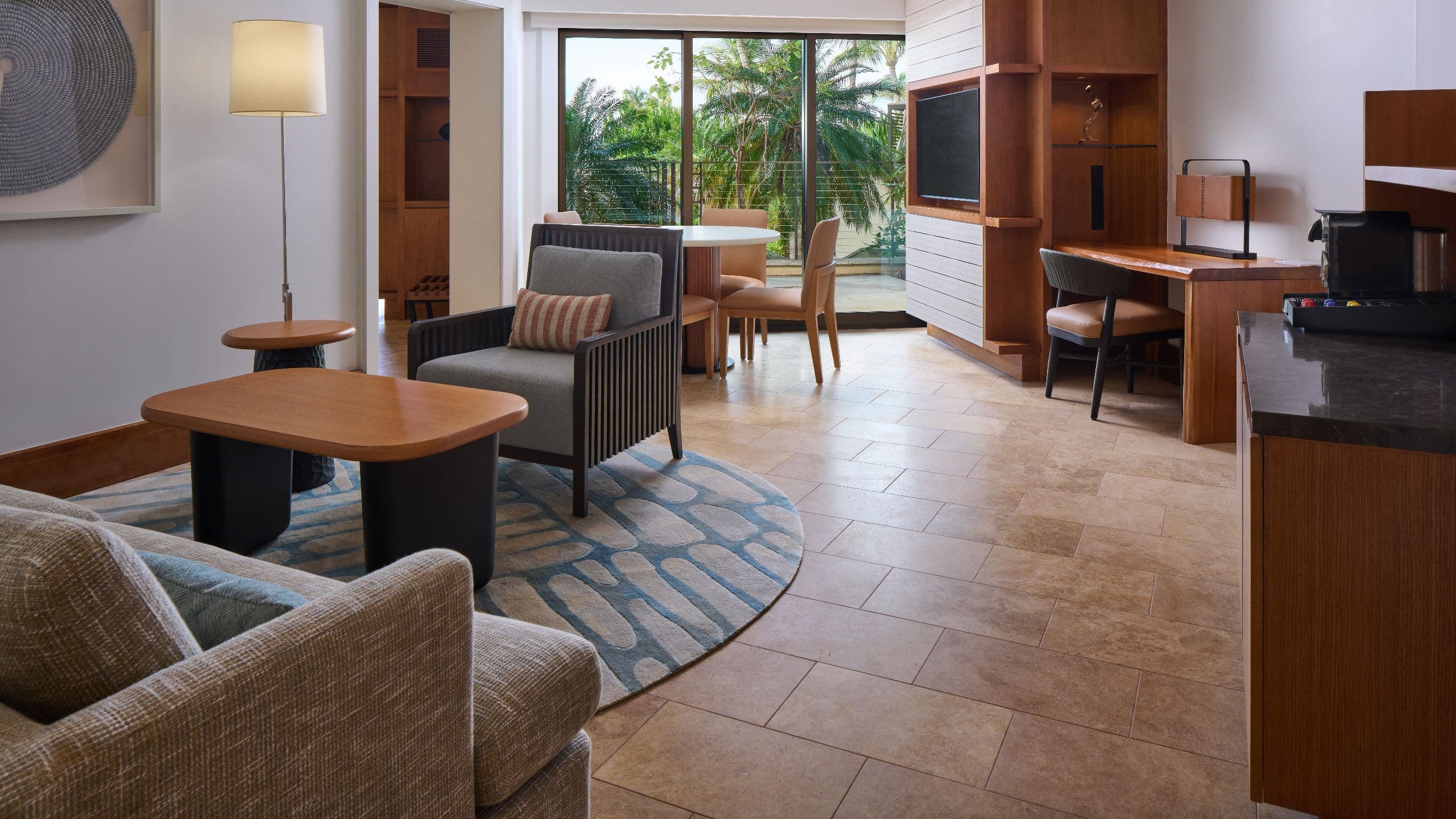 2 de 5 Andaz Maui at Wailea Resort Andaz Suite Living Area