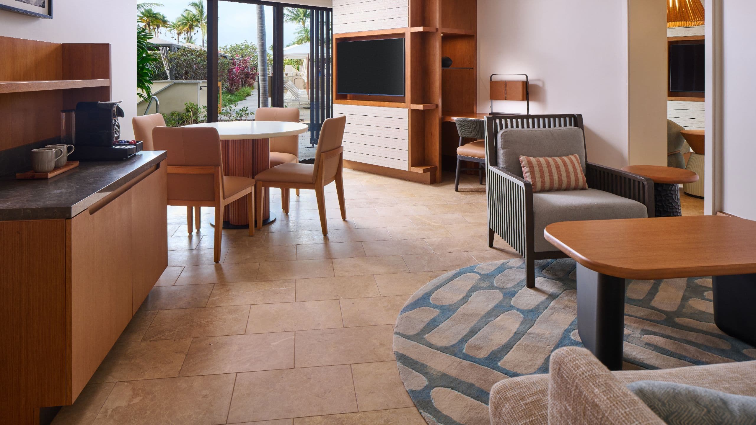 2 de 7 Andaz Maui at Wailea Resort Pool Suite Living Area