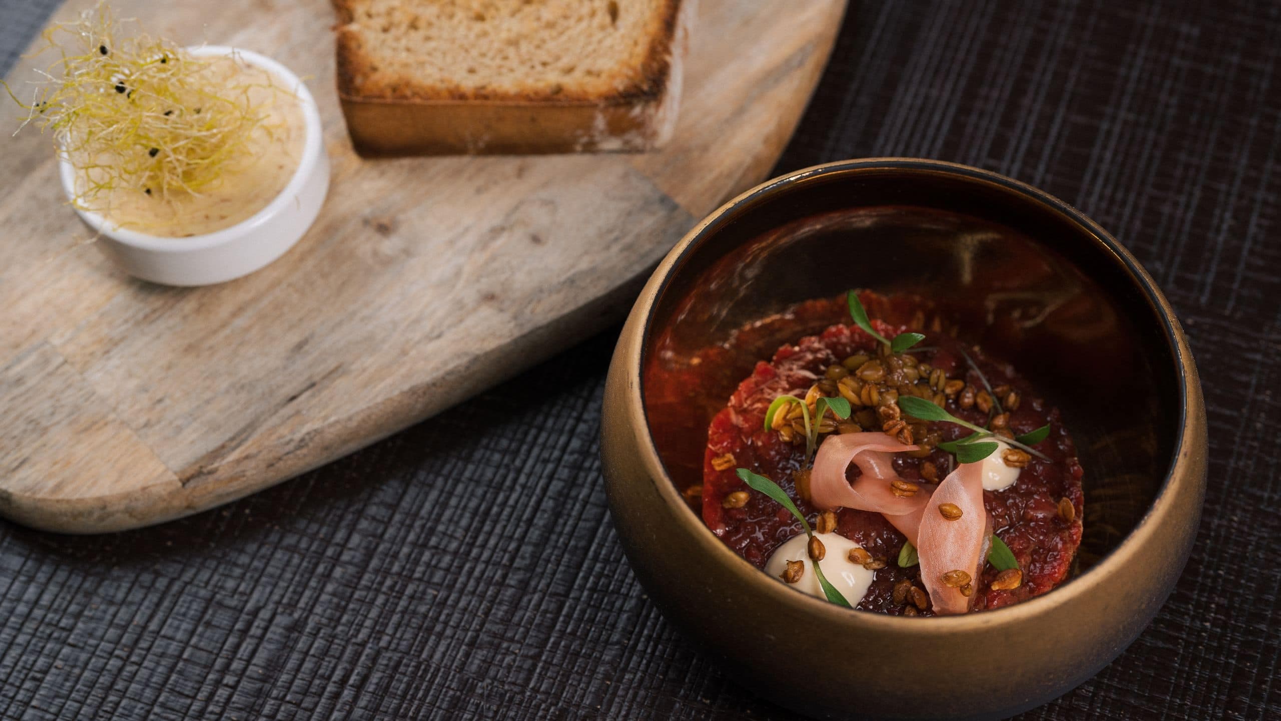 7 von 9 beautifully plated beef tartare served with butter and freshly baked potato bread