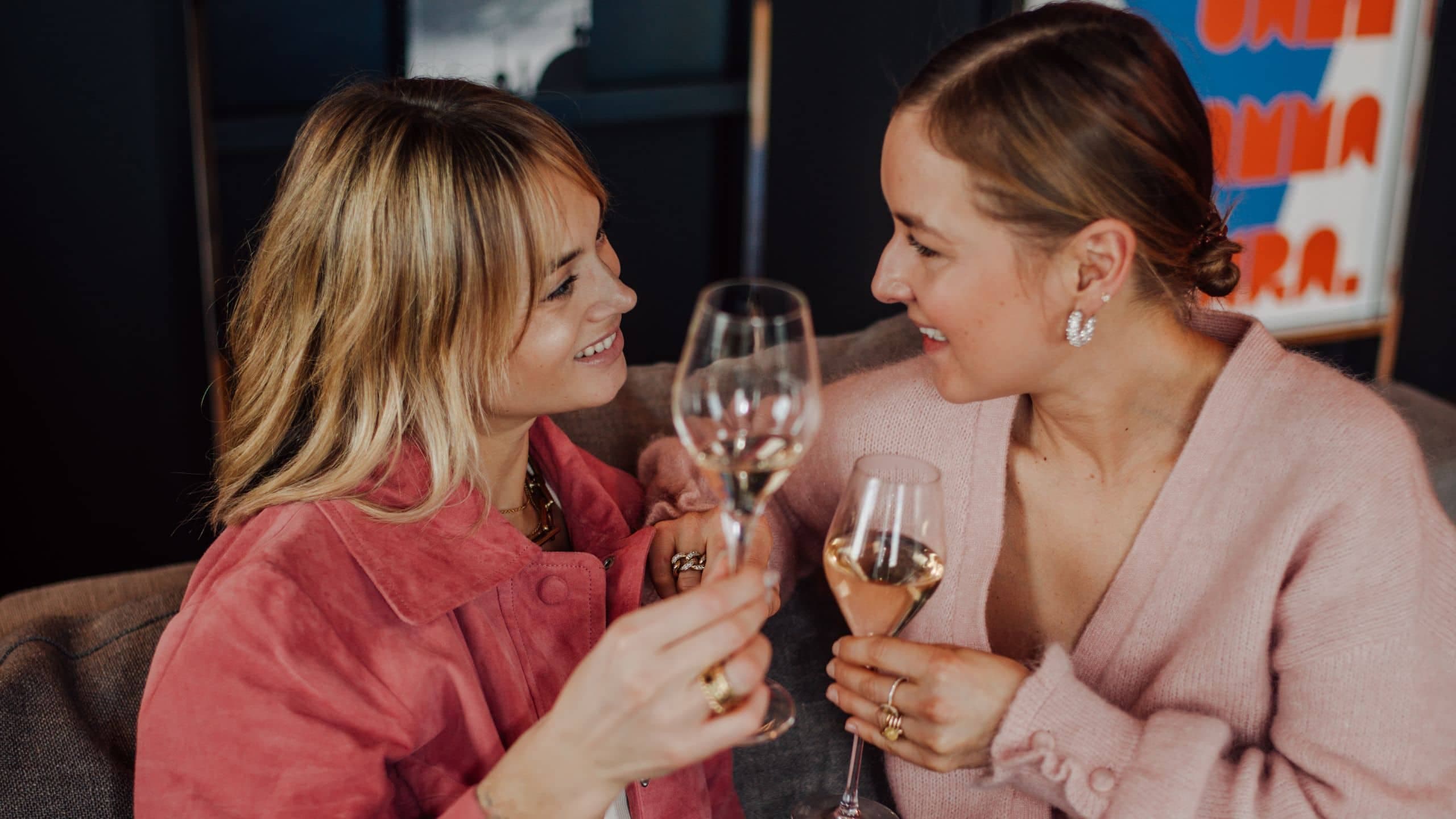 1 von 6 Andaz Munich Schwabinger Tor Andaz Suite Ladies Casual Champagne Toast