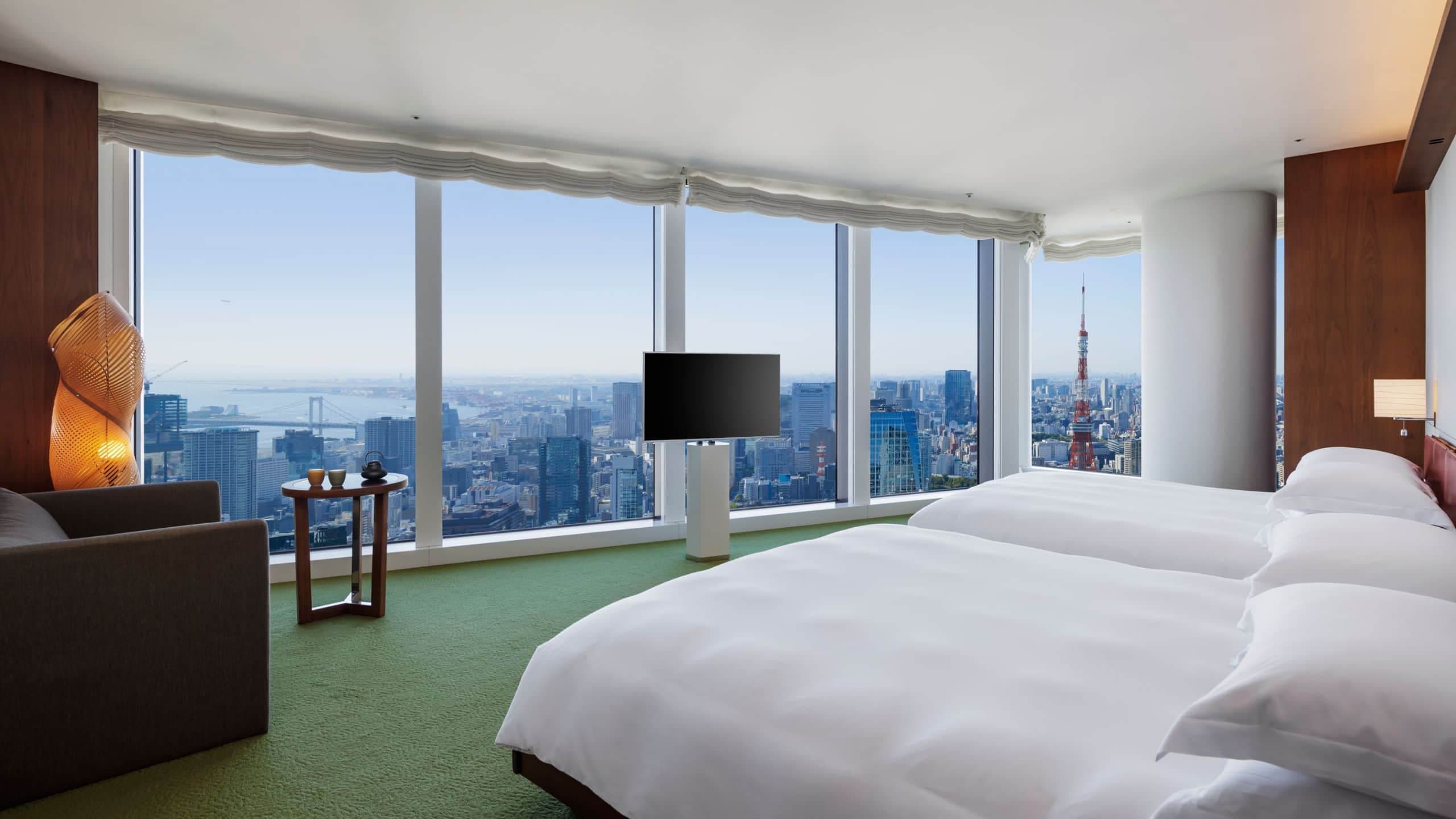 4 из 7 Andaz Tokyo Toranomon Hills Andaz Bay View Suite Bedroom Day