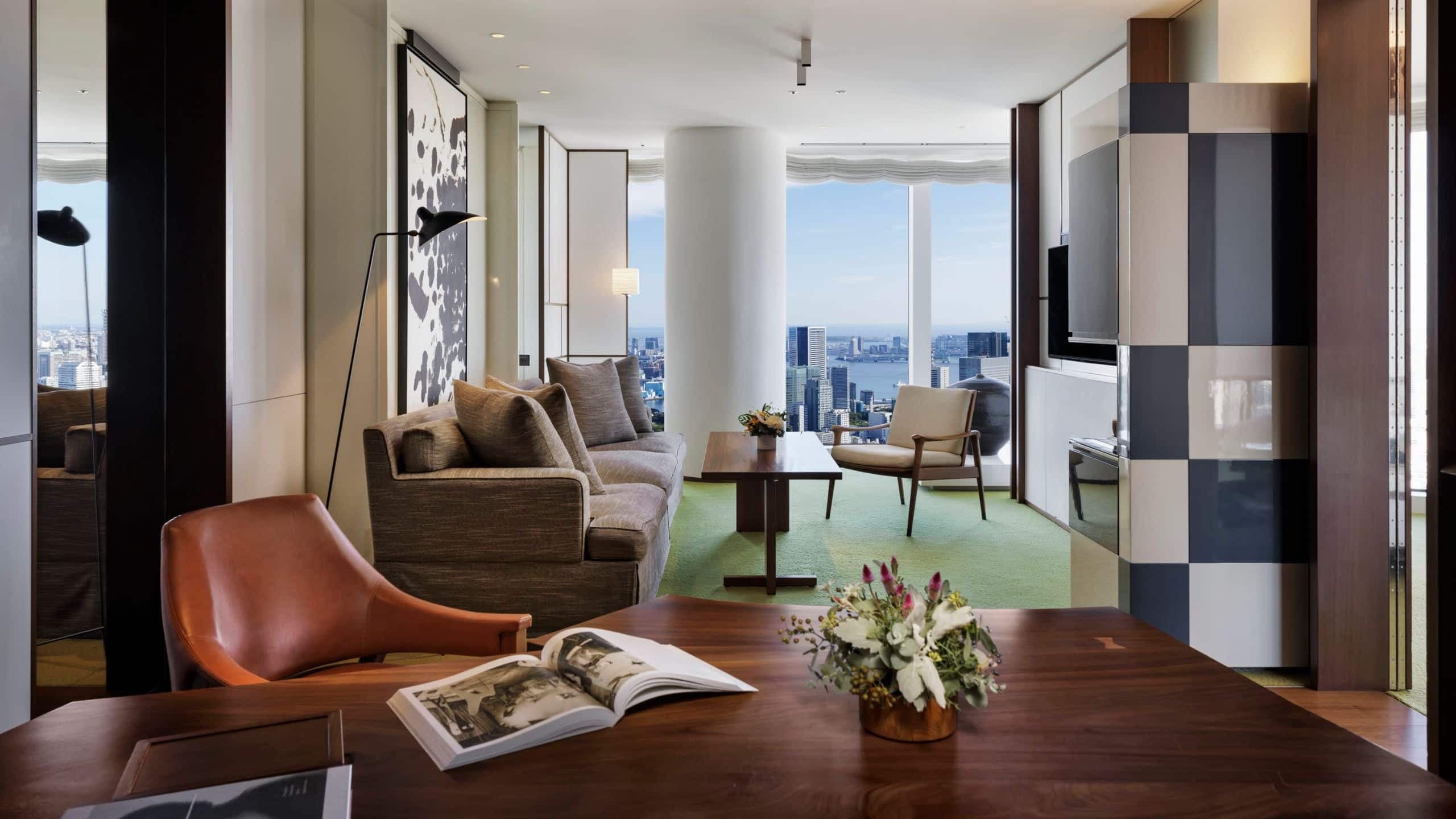 5 из 7 Andaz Tokyo Toranomon Hills Andaz Bay View Suite Living Day