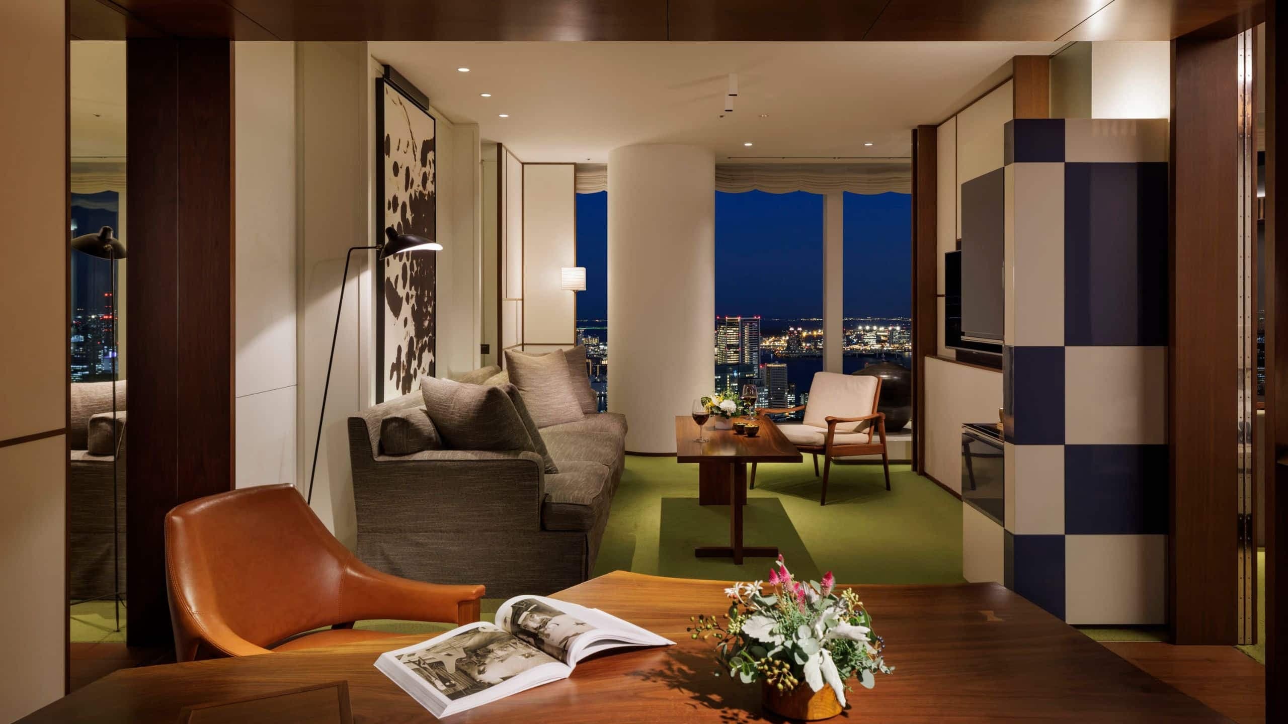 3 из 7 Andaz Tokyo Toranomon Hills Andaz Bay View Suite Living Night