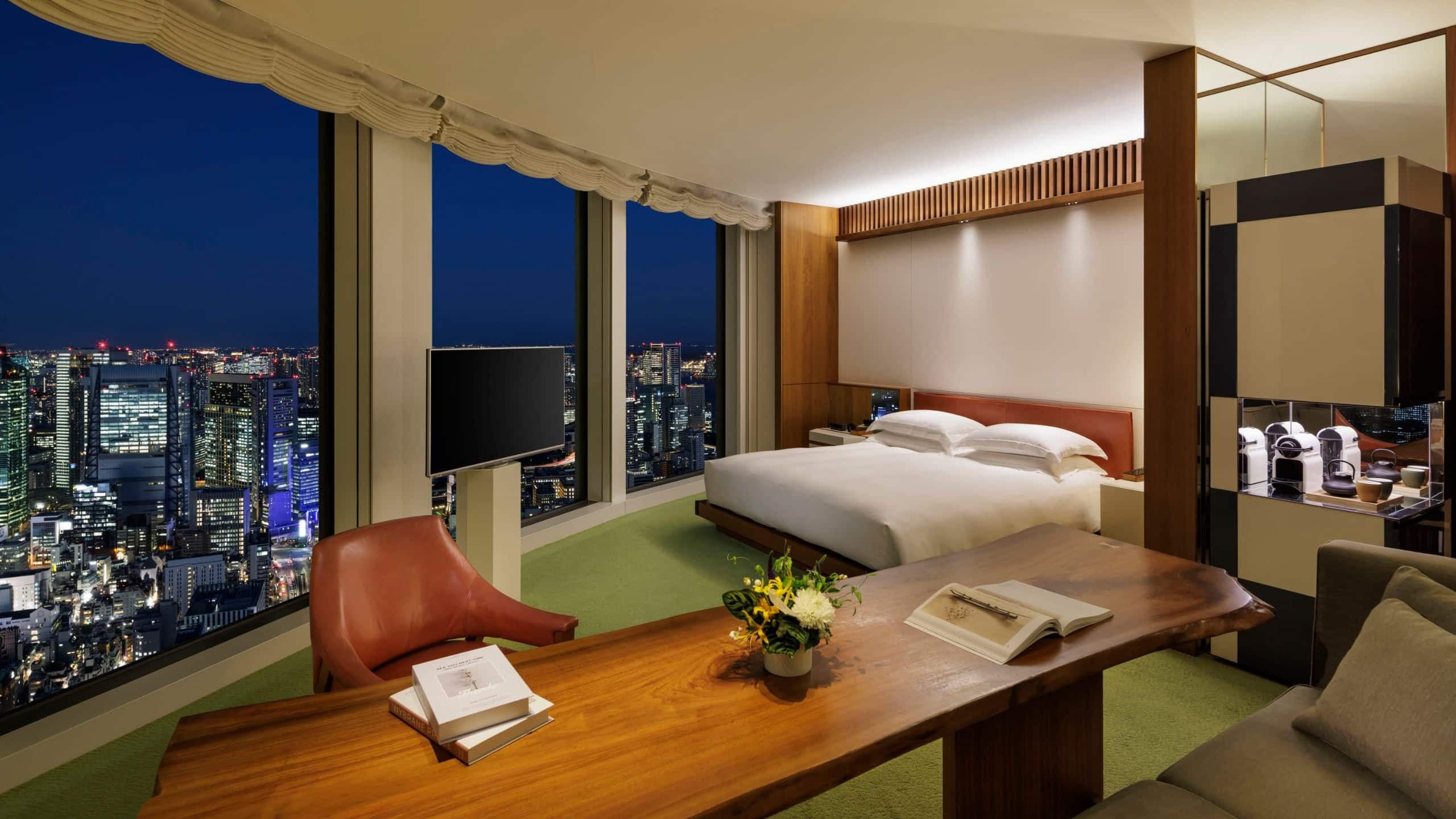3 из 5 Andaz Tokyo Toranomon Hills Deluxe Bedroom Night