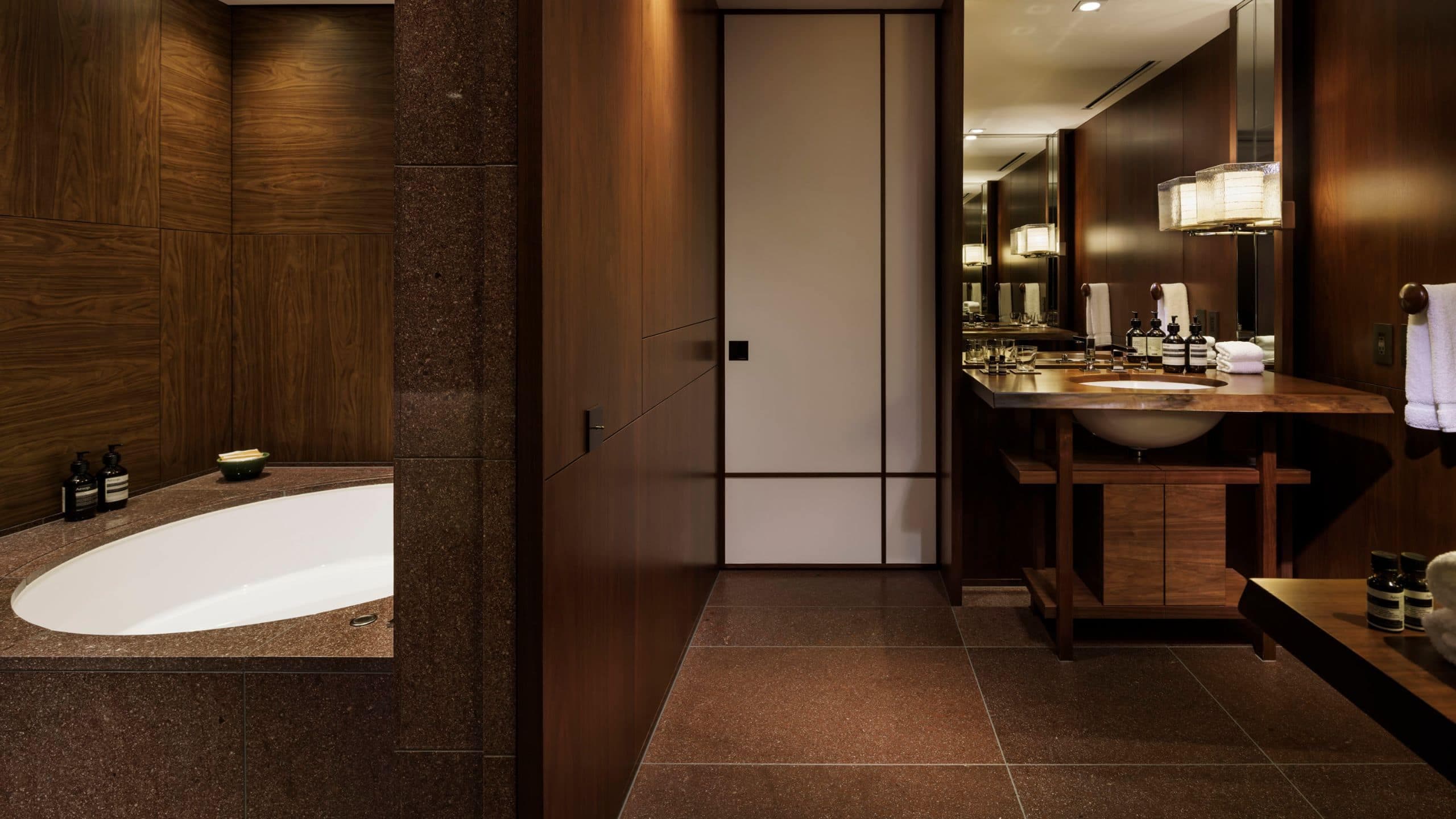 7 из 7 Andaz Tokyo Toranomon Hills Suite Bathroom
